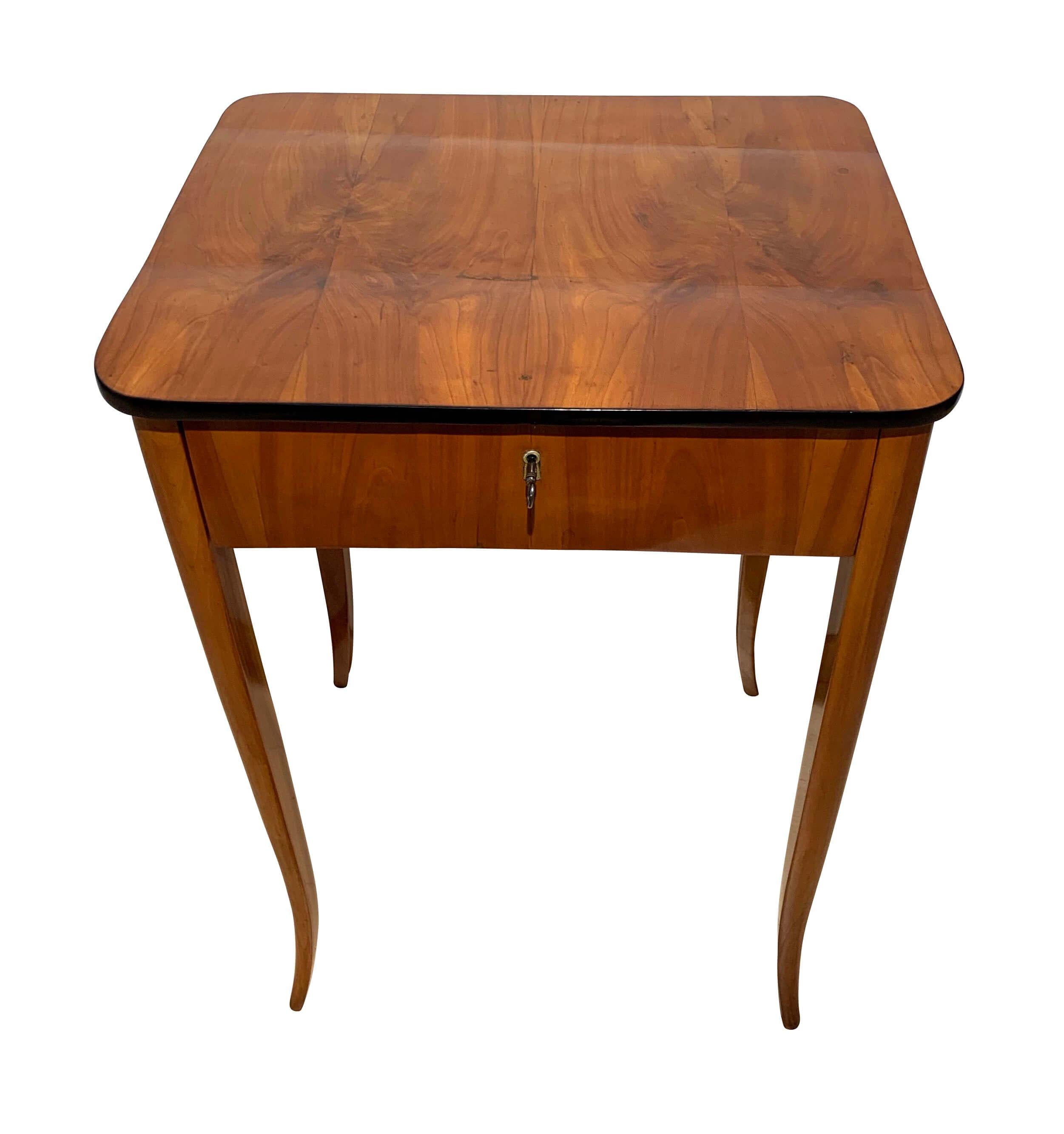 Biedermeier sewing / side table with drawer, cherry veneer, South Germany, circa 1830

Classic Biedermeier sewing or side table. Cherry veneer (plate and apron) and solid wood (legs), hand-polished with shellac (French polish). Elegant conical and