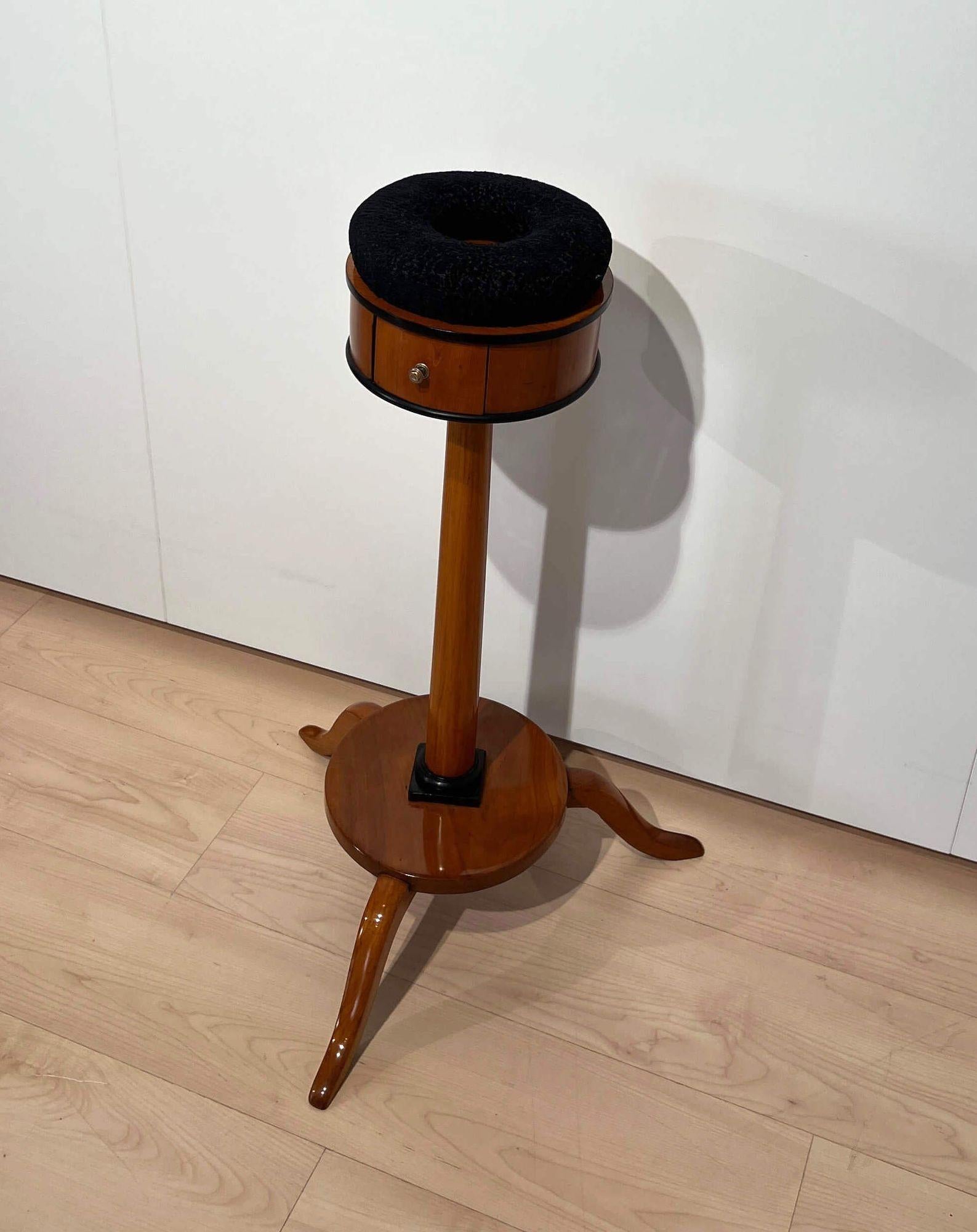 Biedermeier Sewing Stand, Cherry Wood, South Germany, circa 1825 In Good Condition For Sale In Regensburg, DE