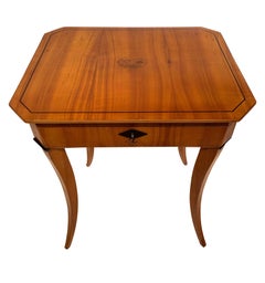 Table à coudre Biedermeier avec intérieur:: placage de cerisier:: Allemagne du Sud:: vers 1825