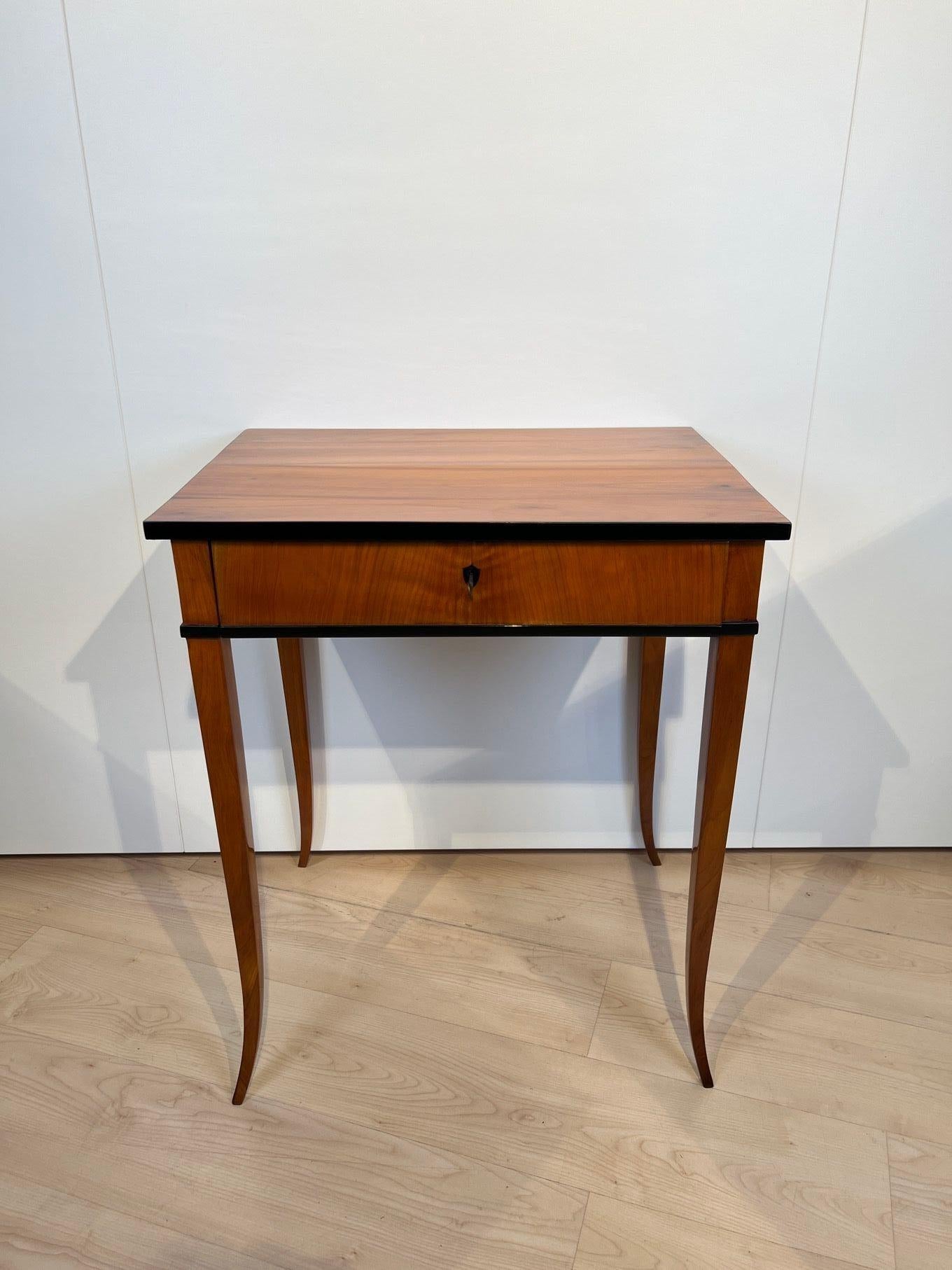 Elegant rectangular Biedermeier sewing or side table, cherry tree, south Germany around 1825.
Cherry wood veneered and solid. Drawer with original sewing equipment.
Elegant, curved square tapered legs. Restored and hand polished with