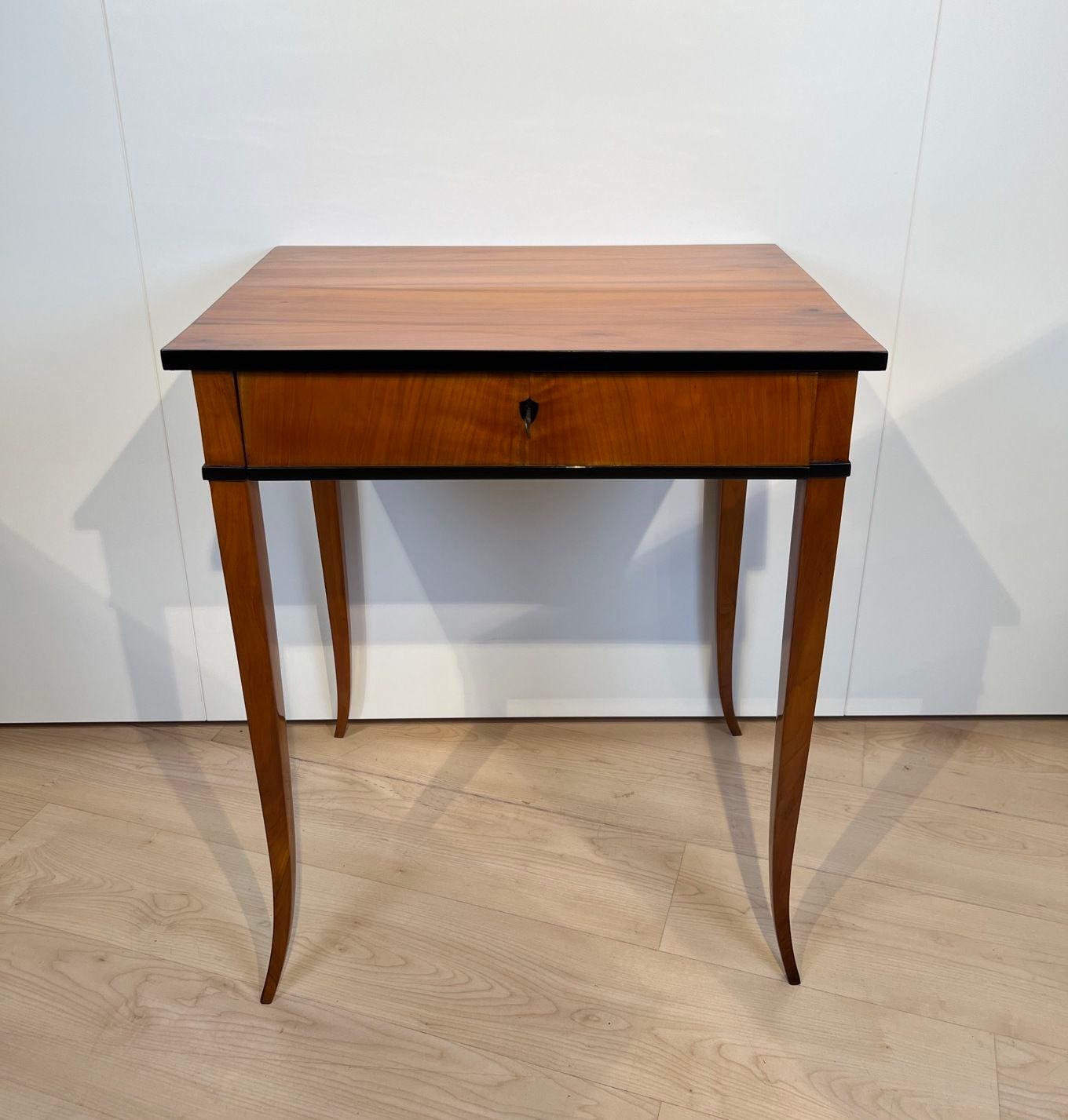 Biedermeier Sewing Table, Cherry Wood, Ebonized, South Germany circa 1825 In Good Condition For Sale In Regensburg, DE