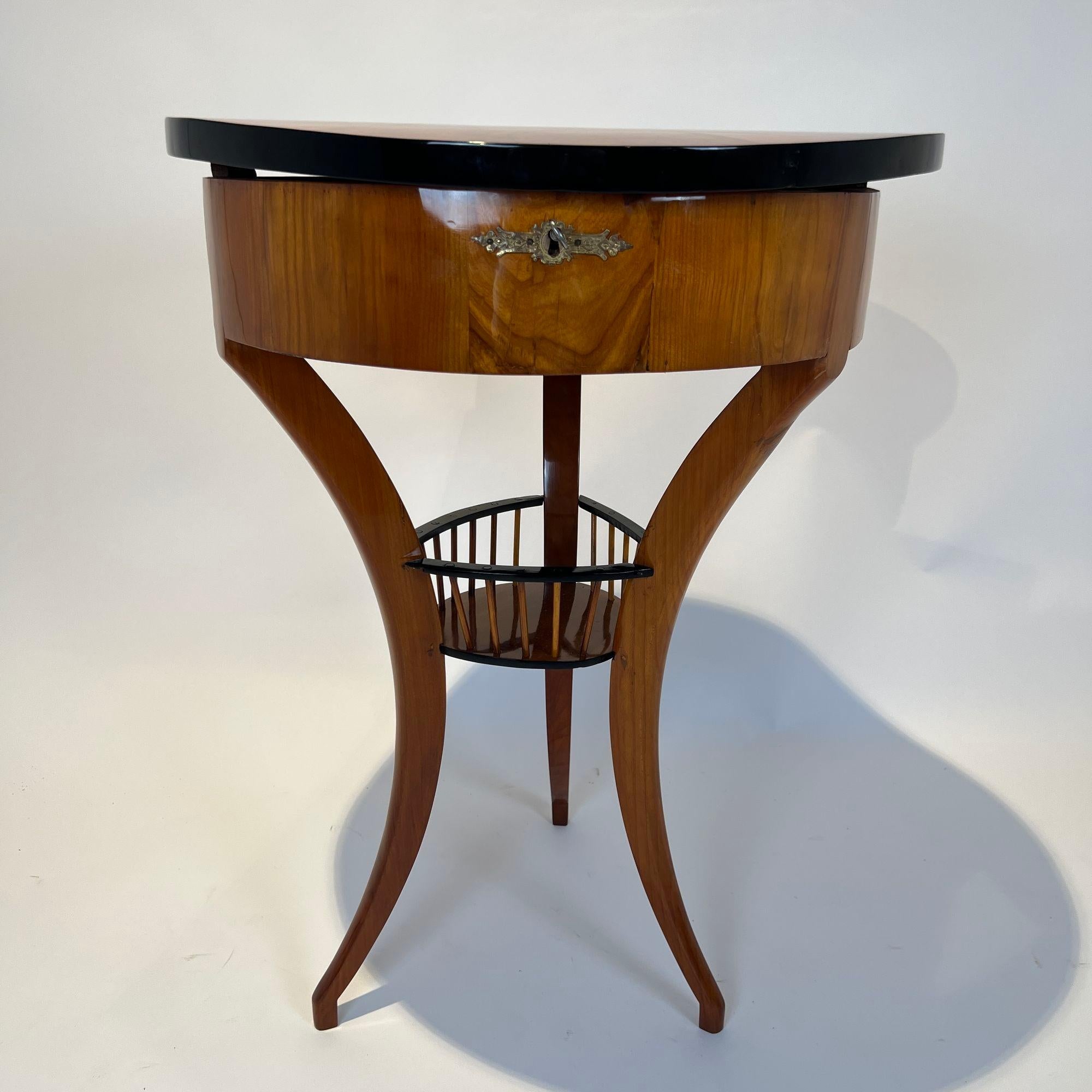 Biedermeier Sewing Table, Cherry Wood, South Germany circa 1820 For Sale 5