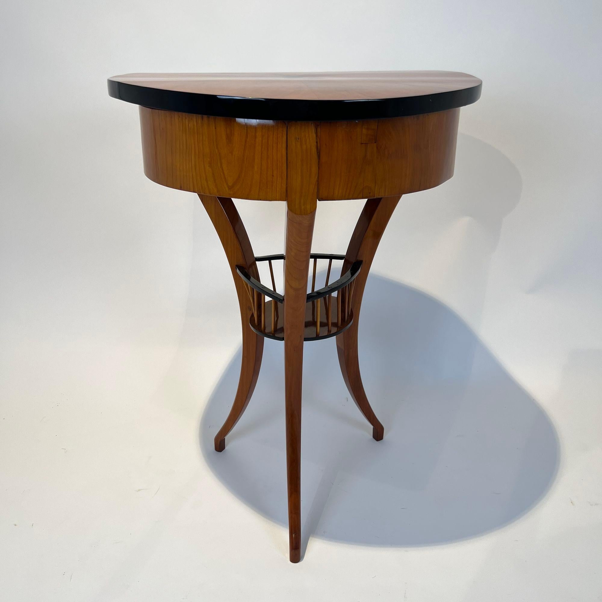 Biedermeier Sewing Table, Cherry Wood, South Germany circa 1820 For Sale 6