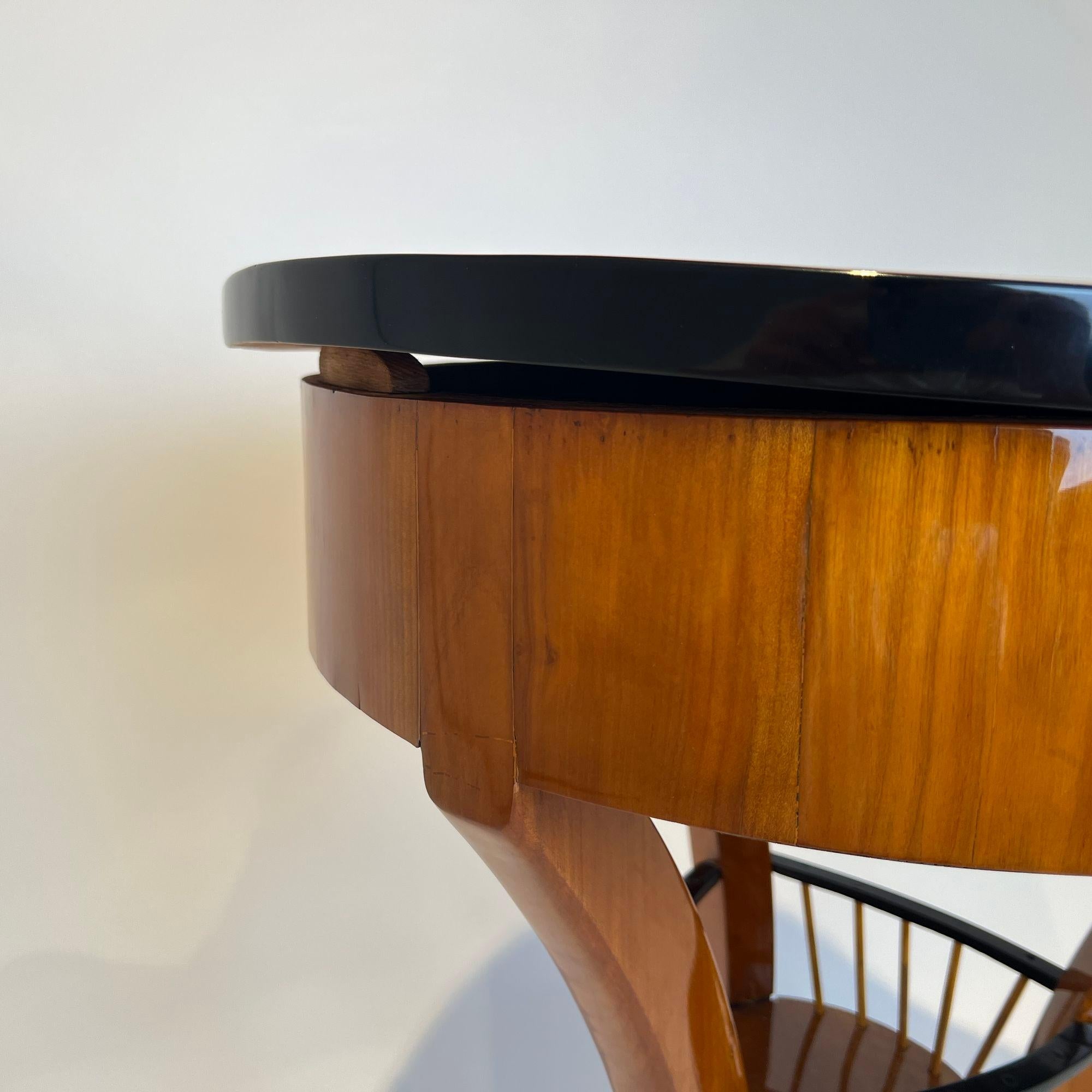 Biedermeier Sewing Table, Cherry Wood, South Germany circa 1820 For Sale 11