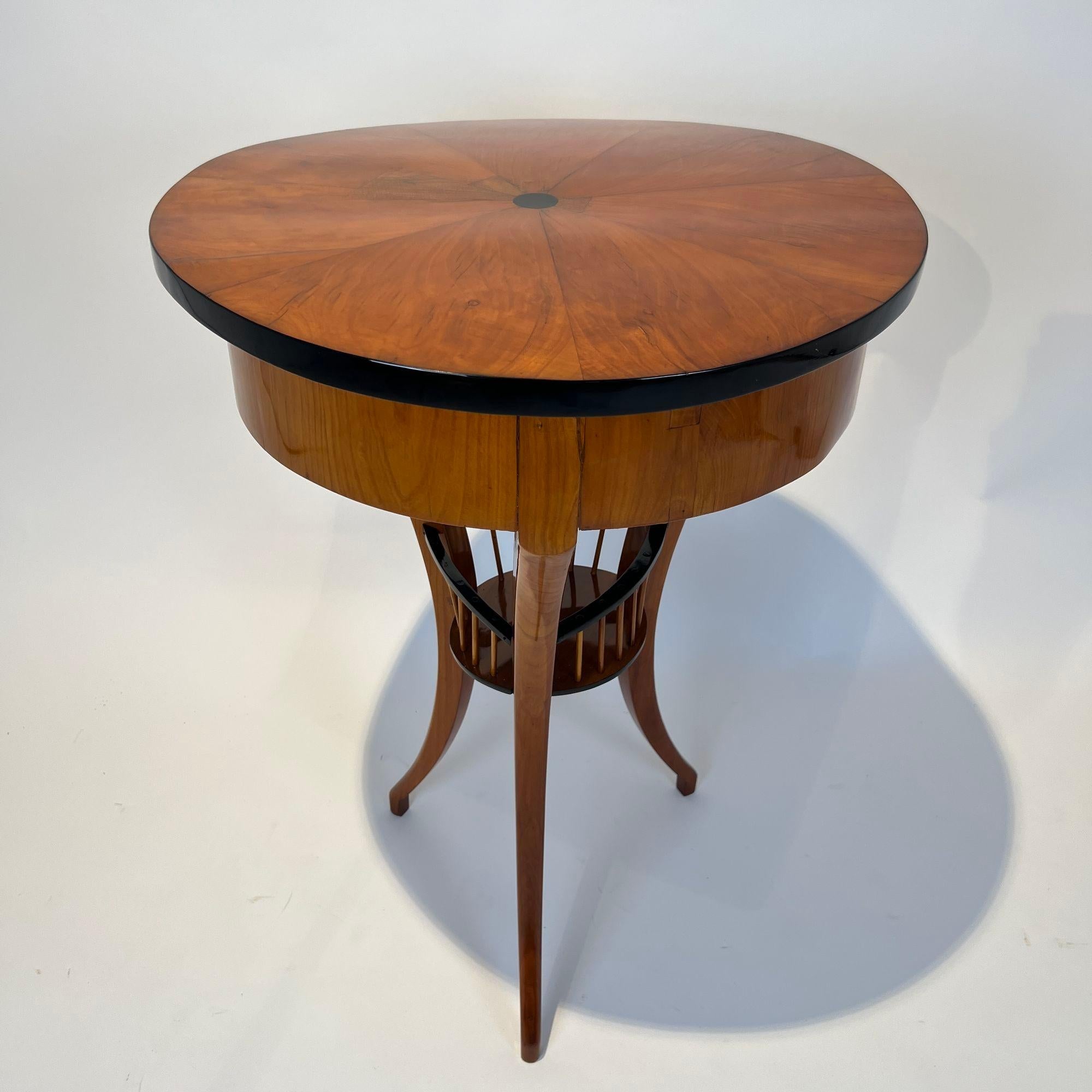 Biedermeier Sewing Table, Cherry Wood, South Germany circa 1820 In Good Condition For Sale In Regensburg, DE