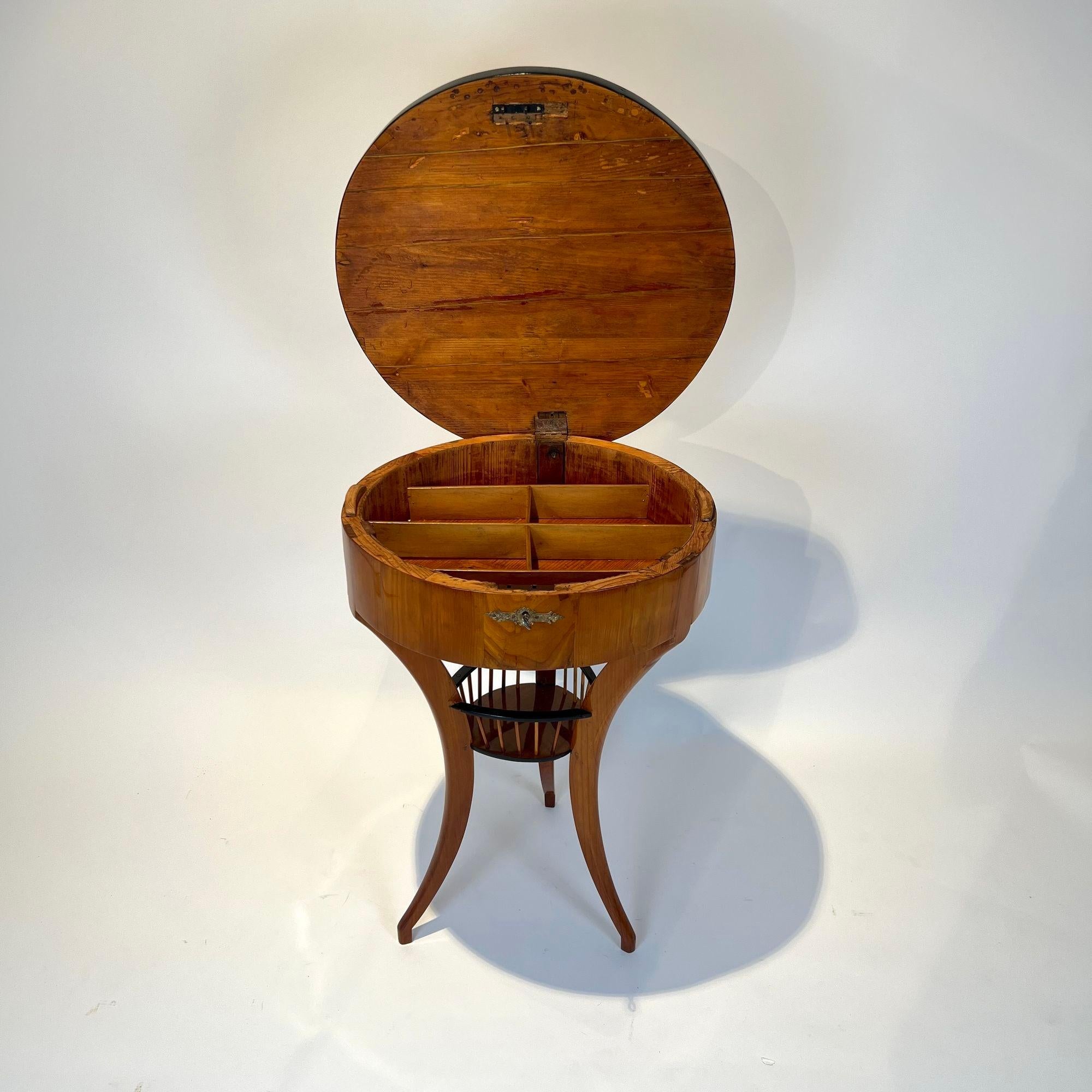 Biedermeier Sewing Table, Cherry Wood, South Germany circa 1820 For Sale 1