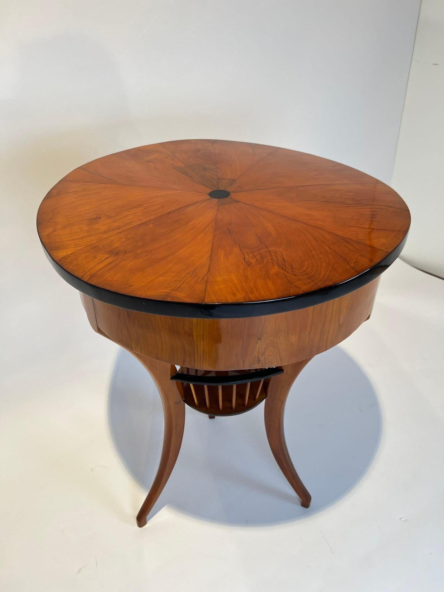 Biedermeier Sewing Table, Cherry Wood, South Germany circa 1820 For Sale 4