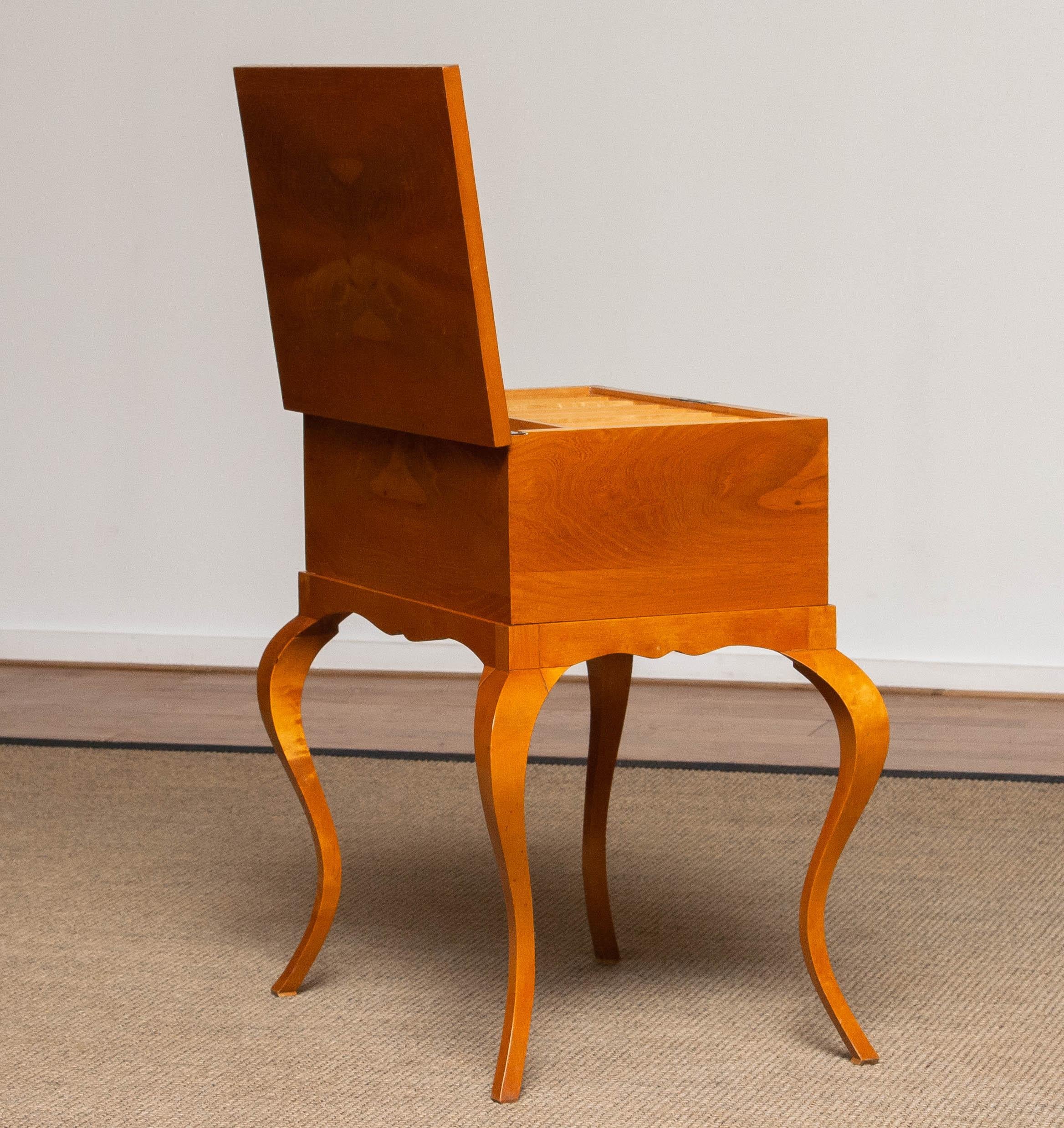 Biedermeier Table de couture / Gueridon en placage d'orme à livre ouvert Suède 1940s en vente 4