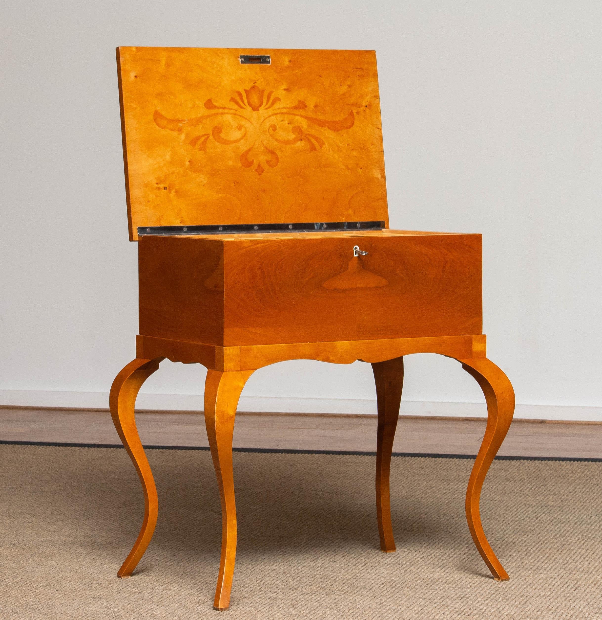 Biedermeier Table de couture / Gueridon en placage d'orme à livre ouvert Suède 1940s en vente 5