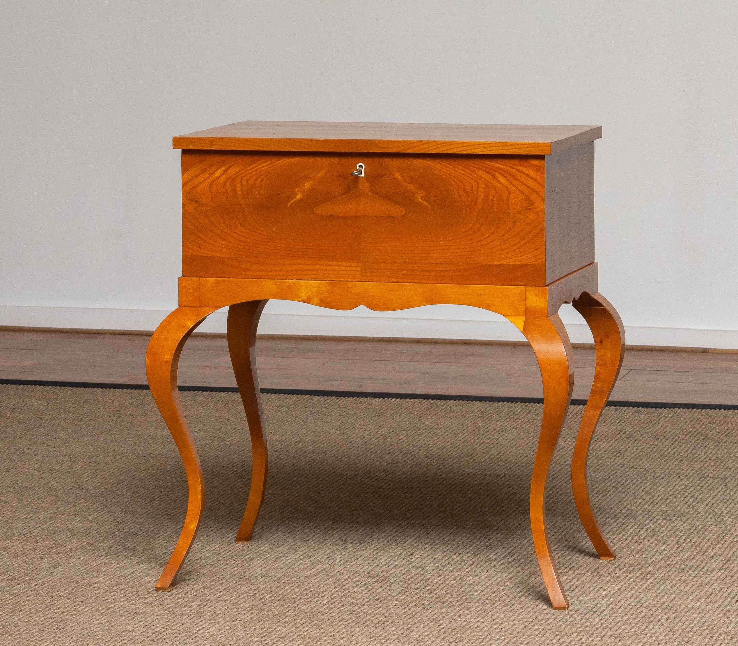 Magnifique table de couture / guéridon Biedermeier en placage d'orme ouvert. Le placage d'orme présente de très beaux grains, ce qui rend cette table de couture très décorative. A l'intérieur se trouve un espace de rangement pour les petits besoins