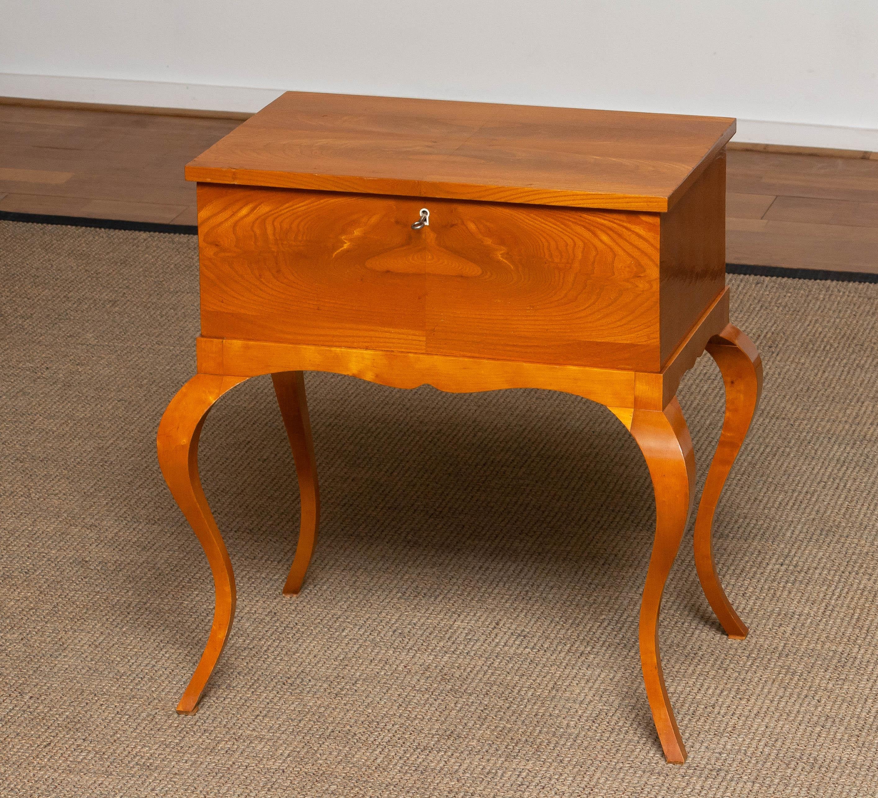 Suédois Biedermeier Table de couture / Gueridon en placage d'orme à livre ouvert Suède 1940s en vente