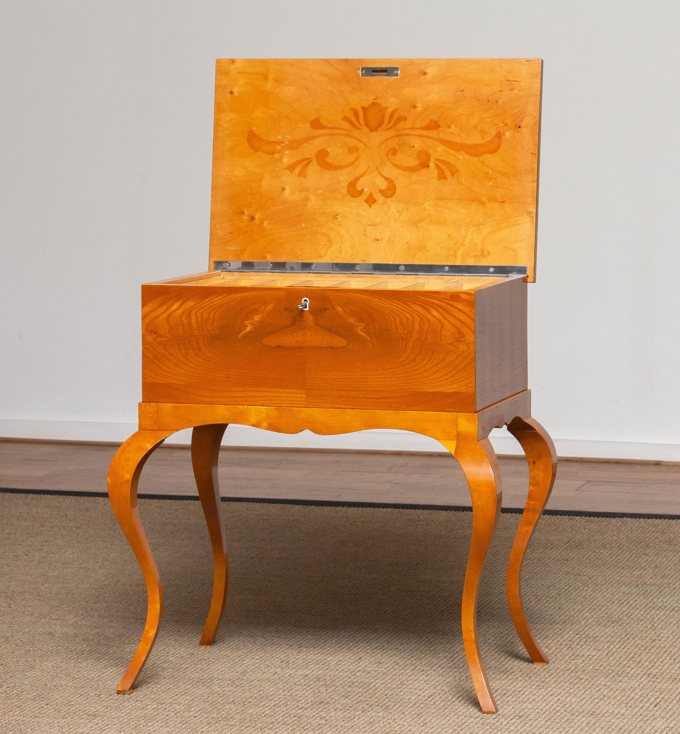 Biedermeier Table de couture / Gueridon en placage d'orme à livre ouvert Suède 1940s Bon état - En vente à Silvolde, Gelderland