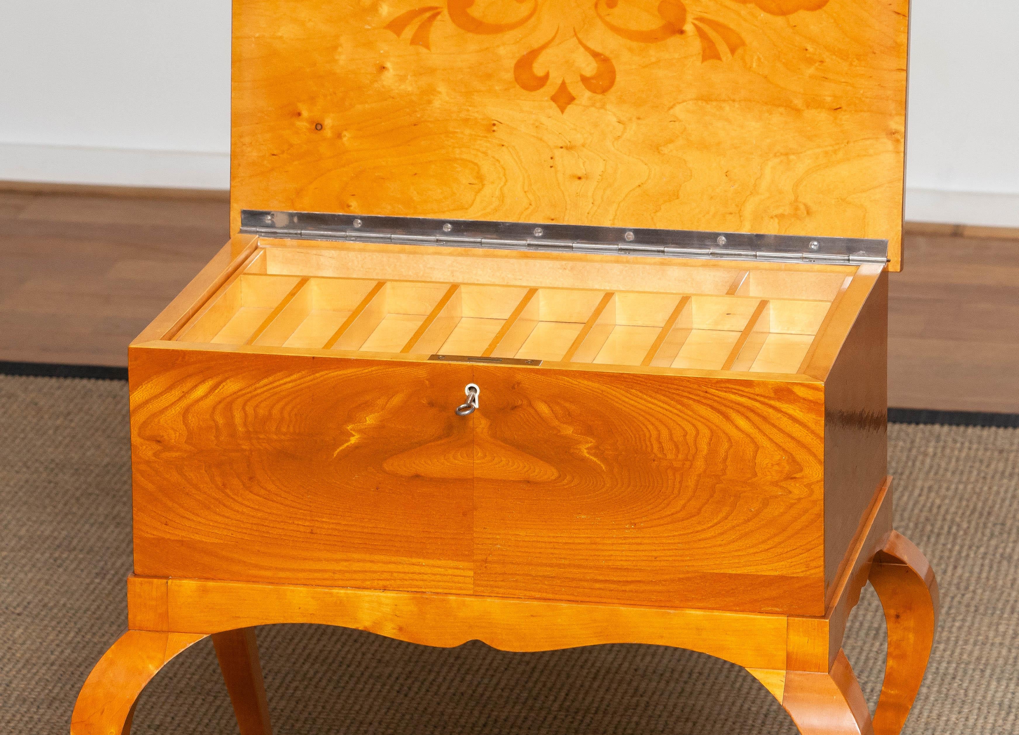 Milieu du XXe siècle Biedermeier Table de couture / Gueridon en placage d'orme à livre ouvert Suède 1940s en vente