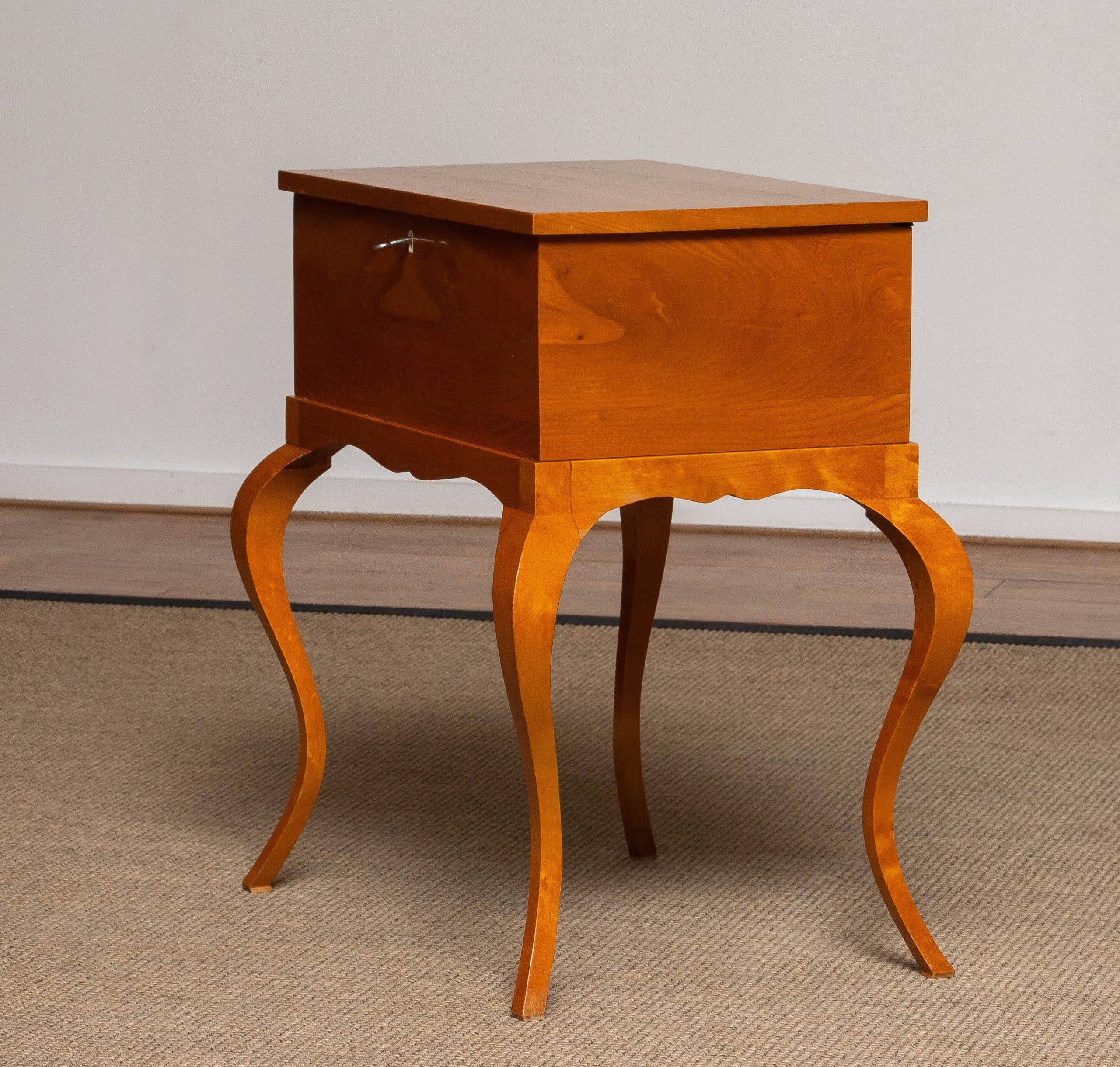 Hêtre Biedermeier Table de couture / Gueridon en placage d'orme à livre ouvert Suède 1940s en vente