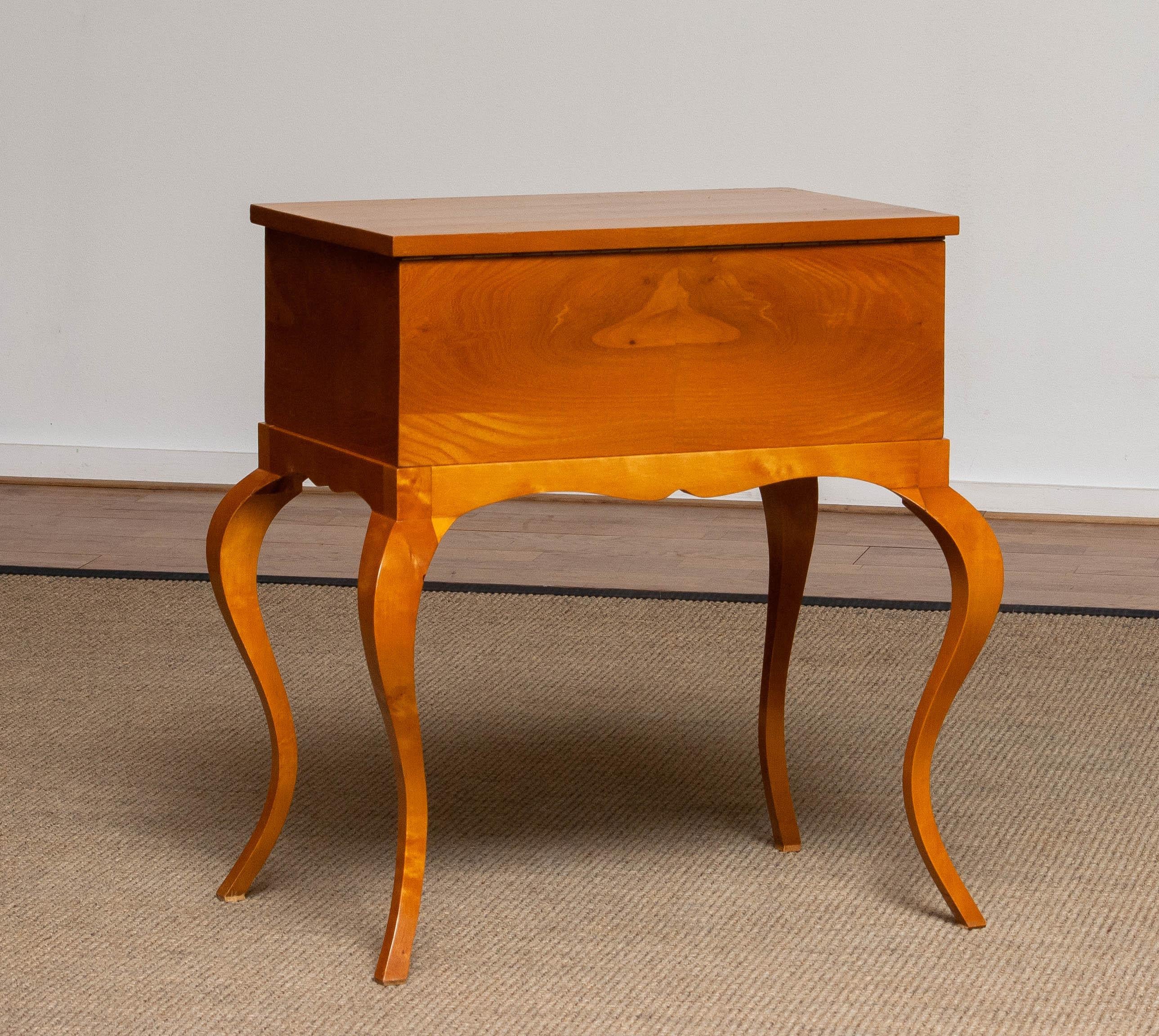 Biedermeier Table de couture / Gueridon en placage d'orme à livre ouvert Suède 1940s en vente 2