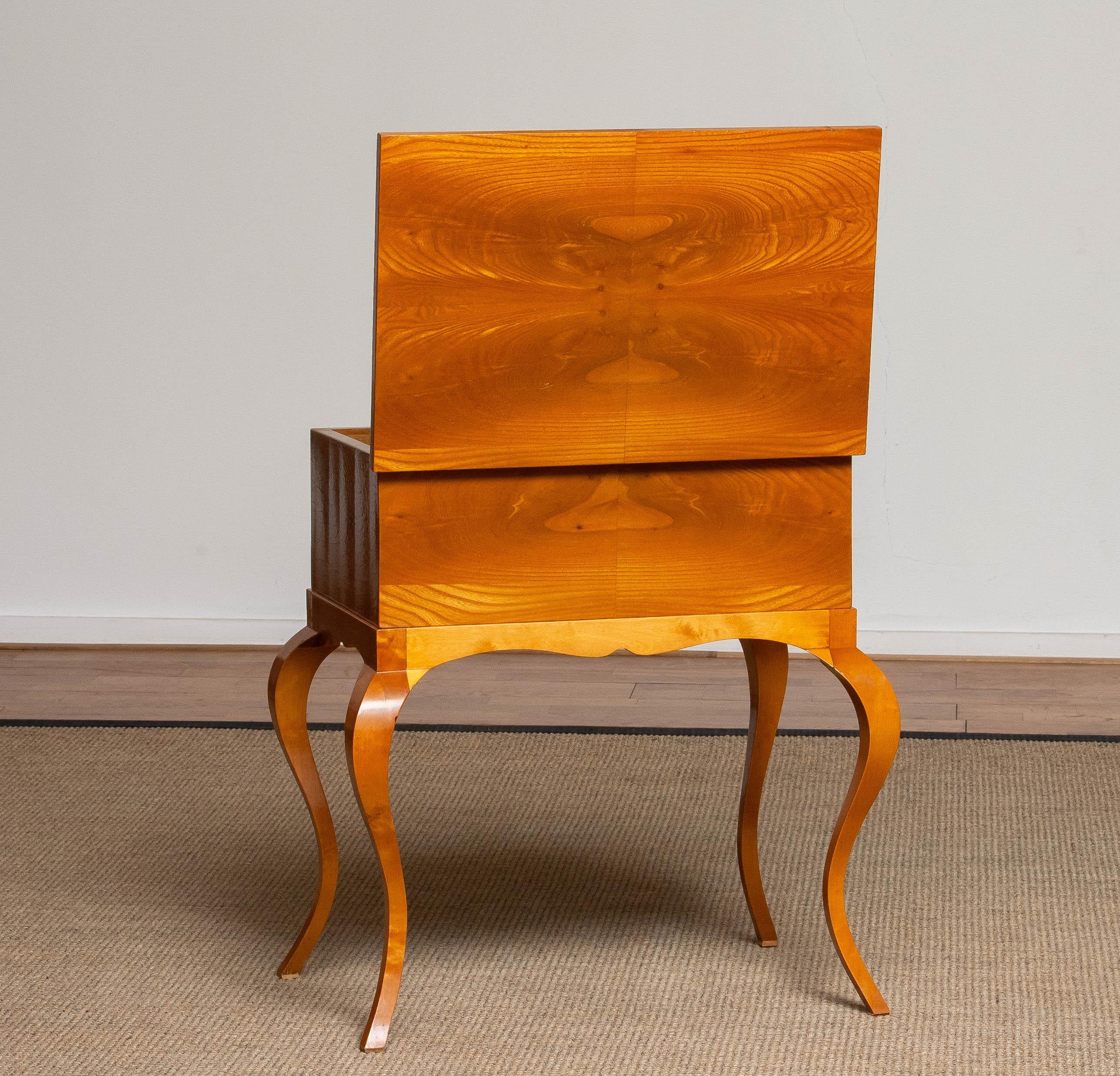 Biedermeier Table de couture / Gueridon en placage d'orme à livre ouvert Suède 1940s en vente 3