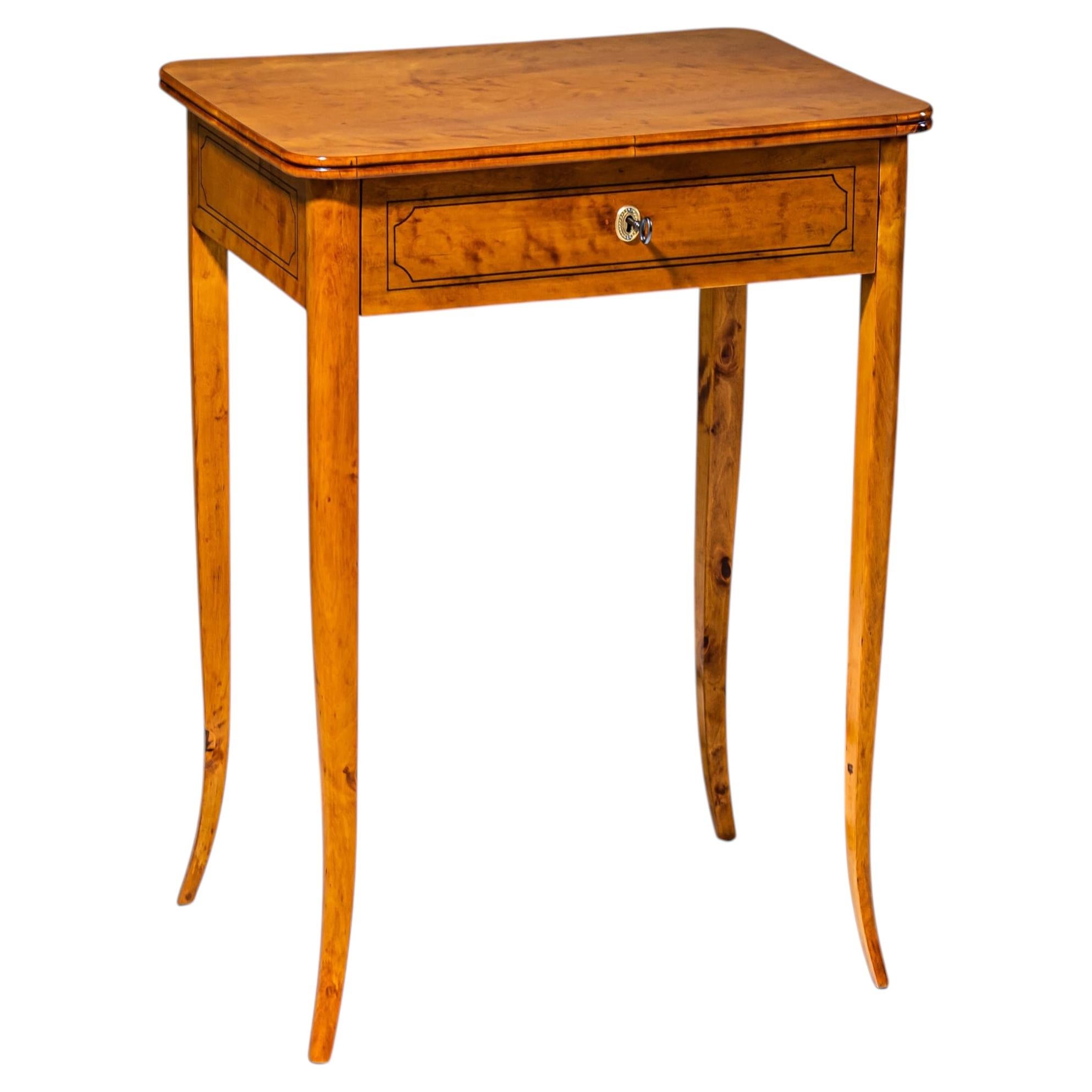 Table à coudre de style Biedermeier en bouleau, design élégant, vers 1820, Allemagne