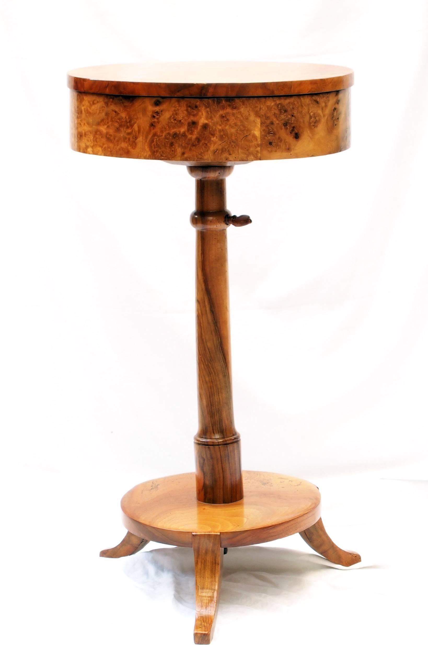 German Biedermeier Sewing Table Made of Walnut Wood For Sale