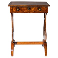 Table à coudre de style Biedermeier, placage de noyer, piètement en lyre, CIRCA 1830
