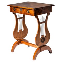 Table à coudre de style Biedermeier, placage de noyer, piètement en lyre, CIRCA 1830