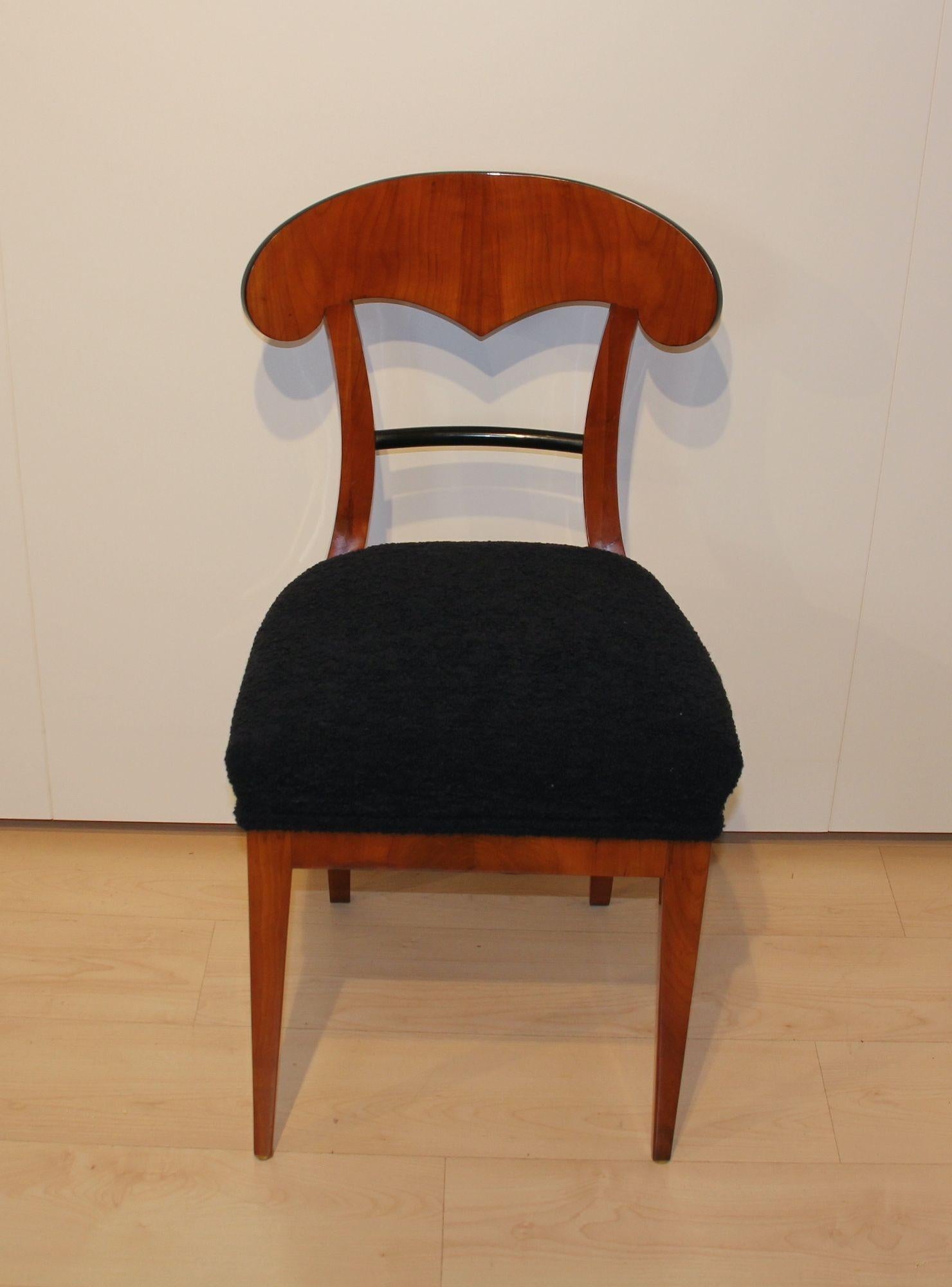 Single Biedermeier Shovel Chair, Cherry Veneer, South Germany circa 1820.
Cherry veneered and solid. Book-matched veneer on large shovel.
Ebonized intermediate bar in the back. Newly upholstered and covered with black boucle fabric.
Dimensions: H