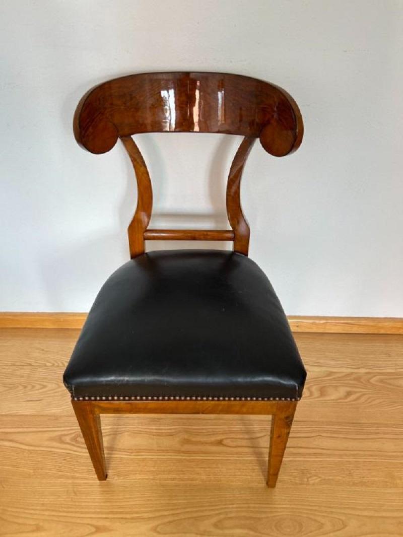 Silla de pala Biedermeier, chapa de nogal, cuero negro, Austria circa 1820 en venta 3