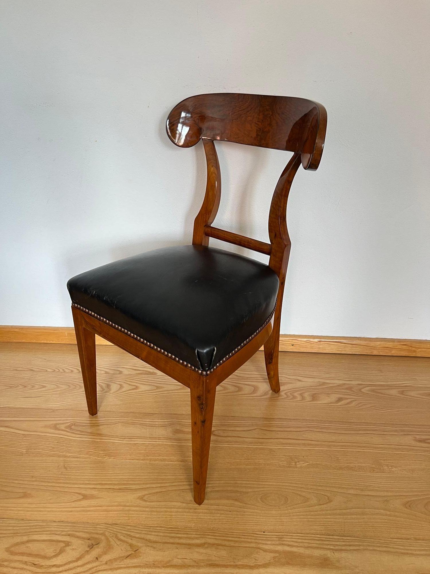 Silla de pala Biedermeier, chapa de nogal, cuero negro, Austria circa 1820 en venta 4