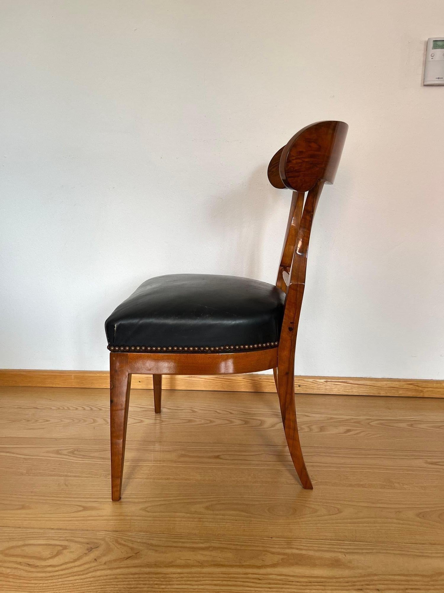 Silla de pala Biedermeier, chapa de nogal, cuero negro, Austria circa 1820 en venta 5