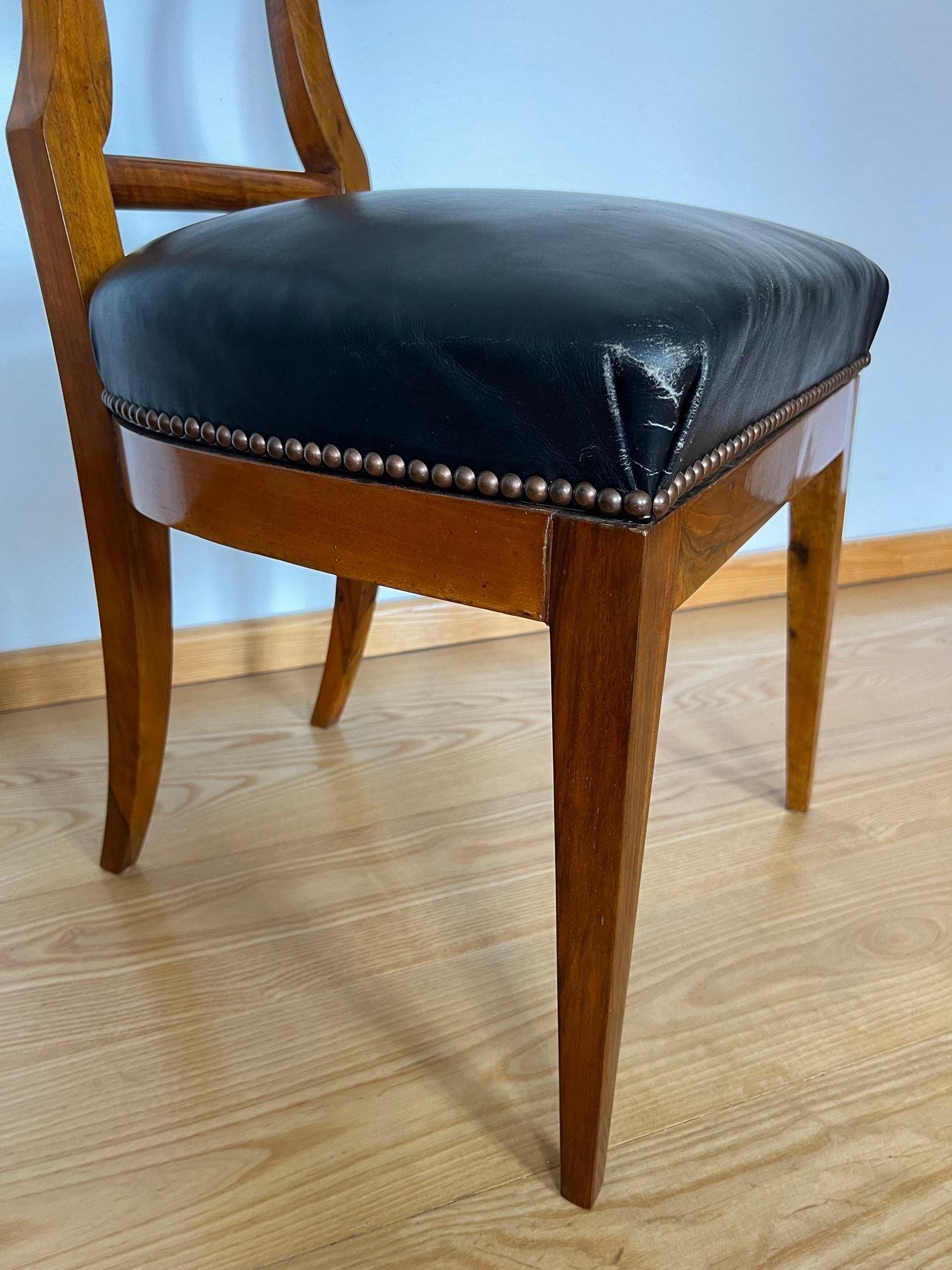 Silla de pala Biedermeier, chapa de nogal, cuero negro, Austria circa 1820 en venta 6