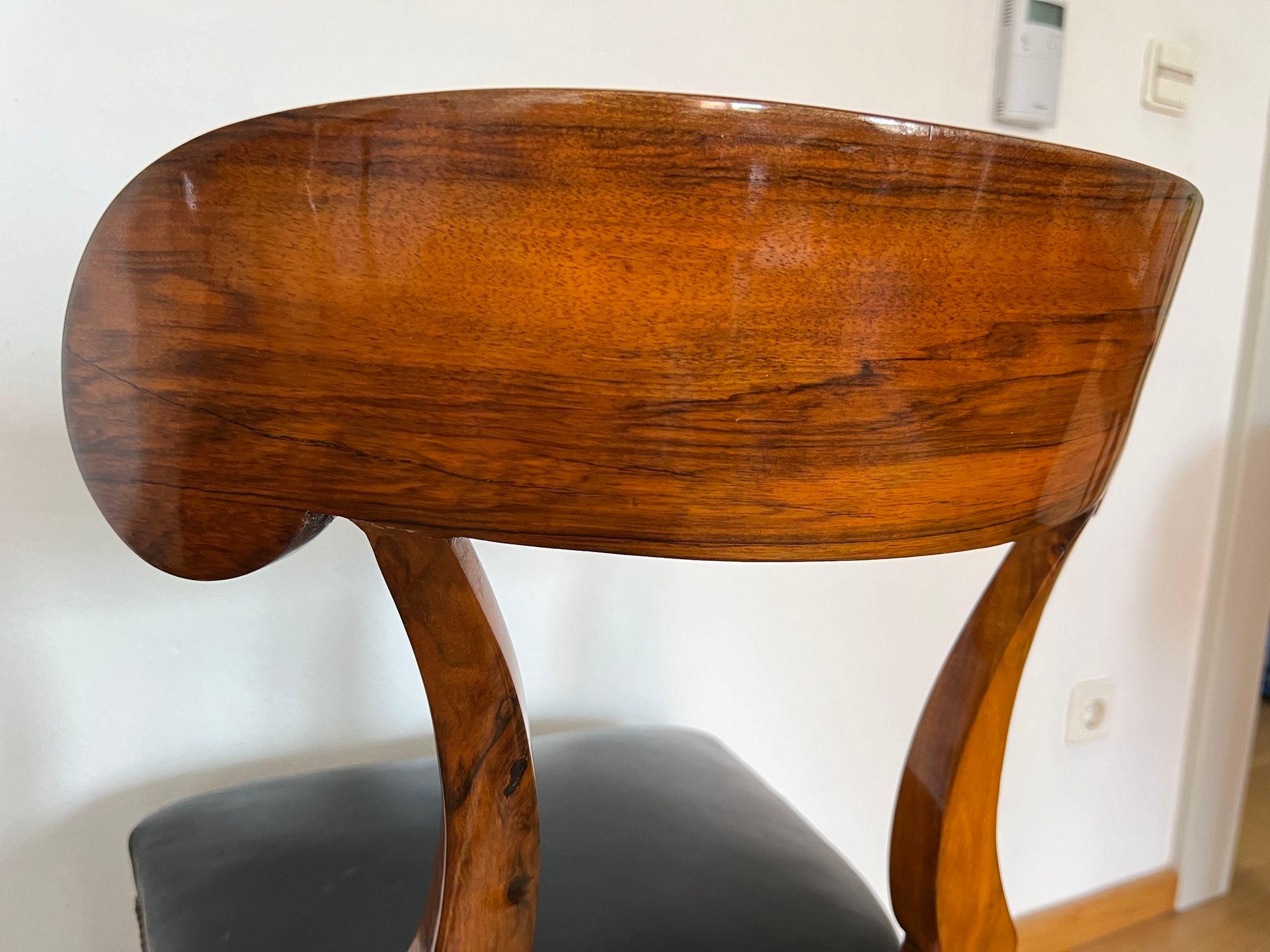 Silla de pala Biedermeier, chapa de nogal, cuero negro, Austria circa 1820 en venta 7