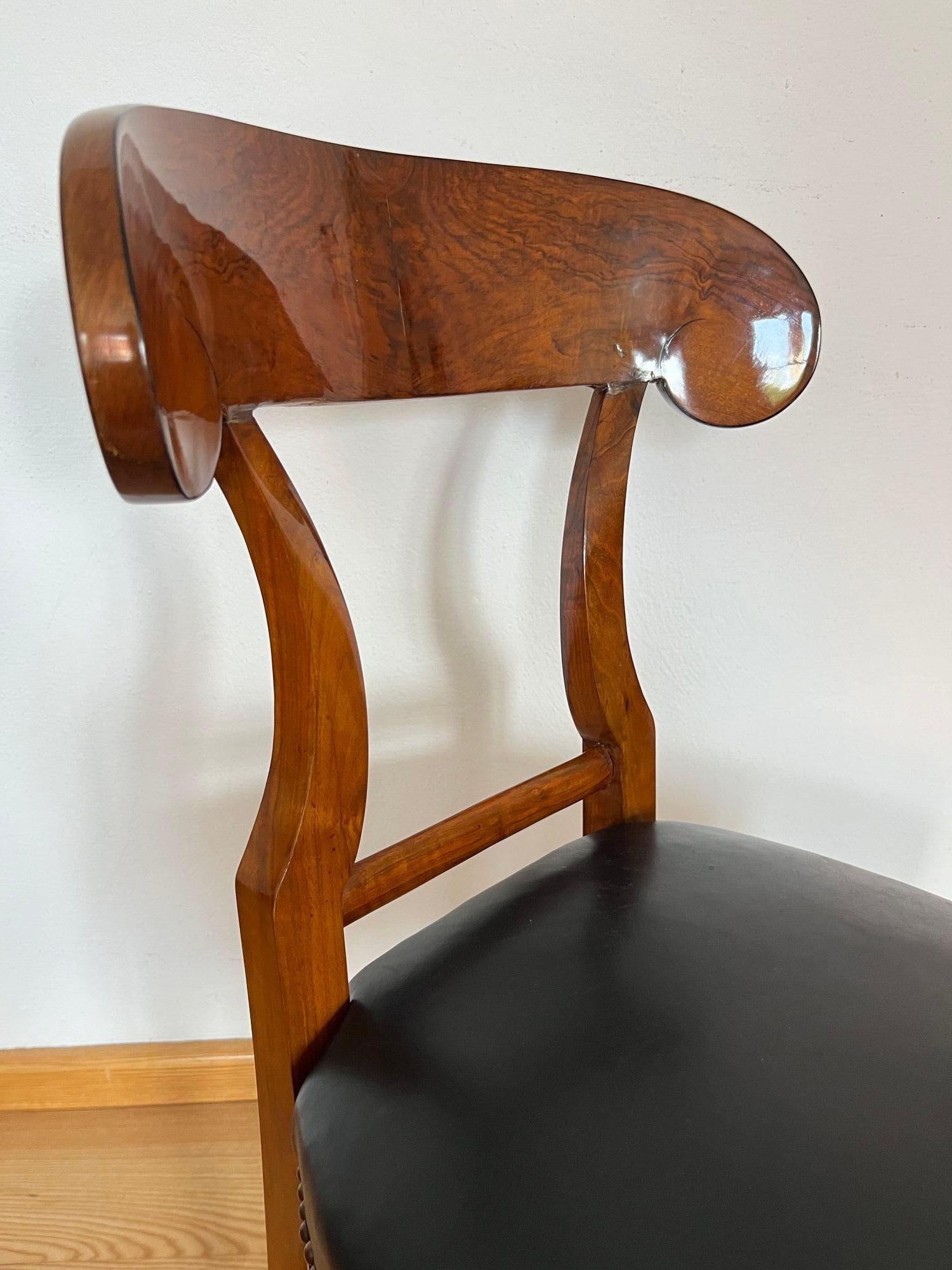 Silla de pala Biedermeier, chapa de nogal, cuero negro, Austria circa 1820 en venta 8