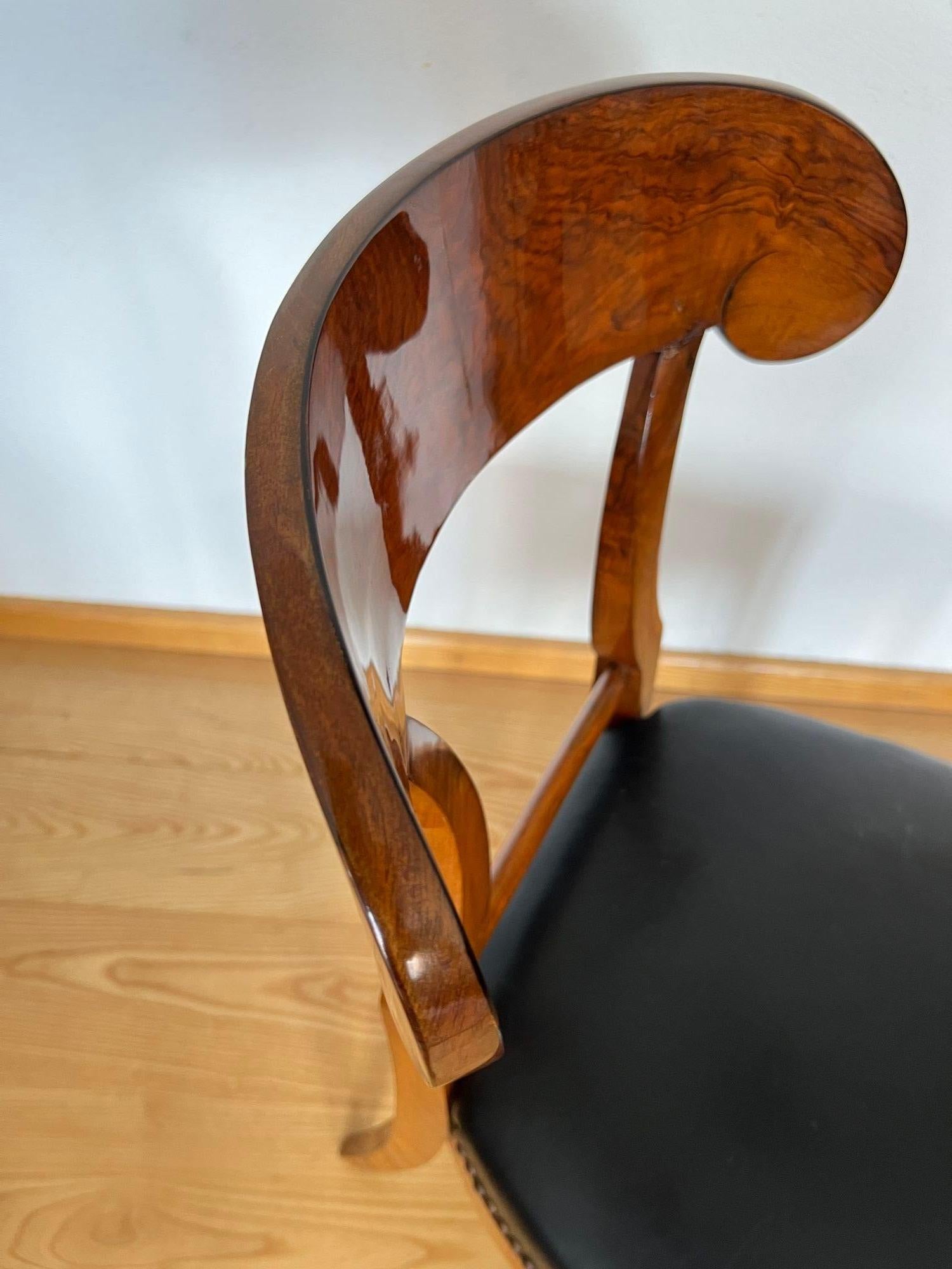 Silla de pala Biedermeier, chapa de nogal, cuero negro, Austria circa 1820 en venta 9
