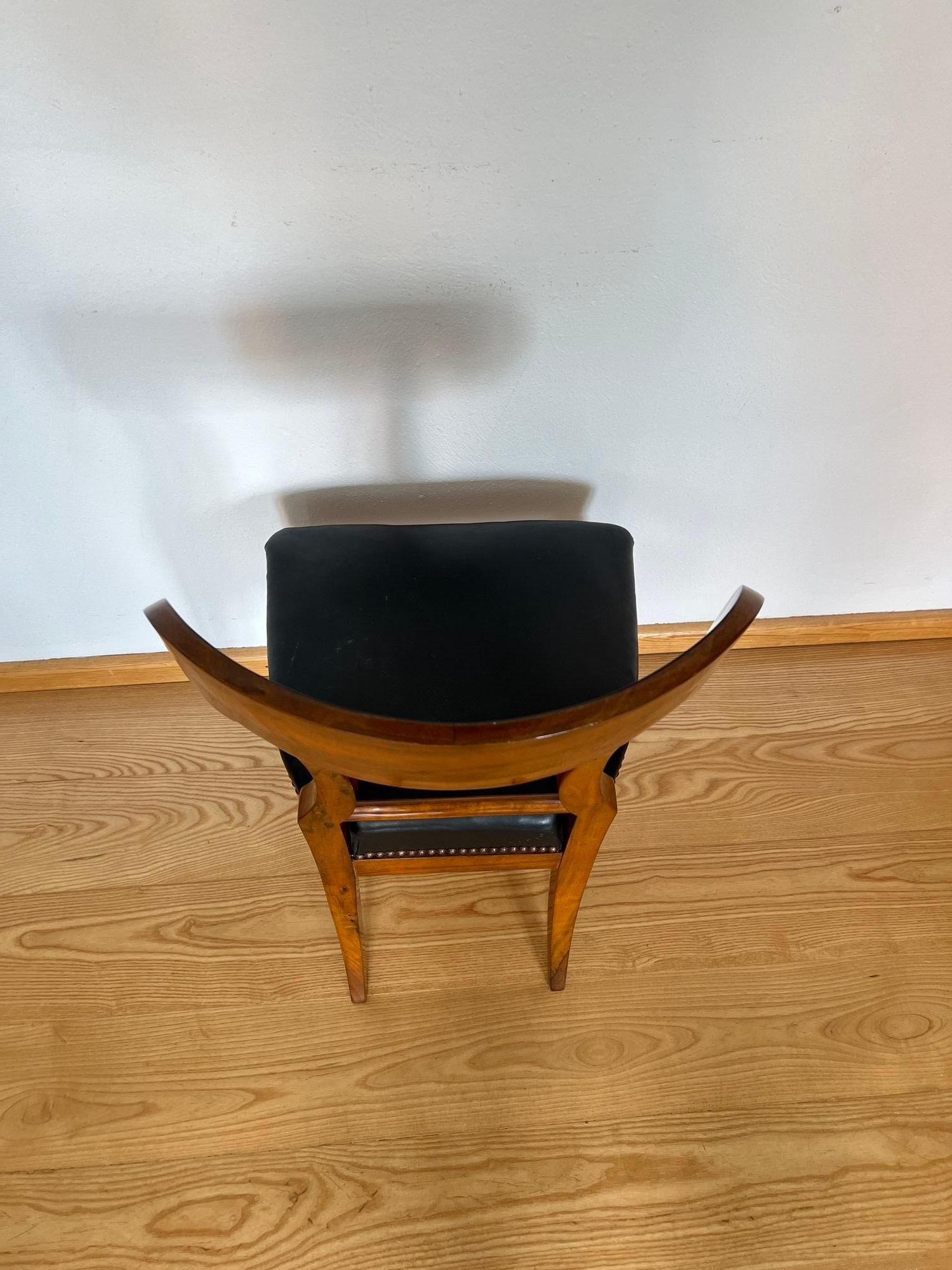 Silla de pala Biedermeier, chapa de nogal, cuero negro, Austria circa 1820 en venta 10