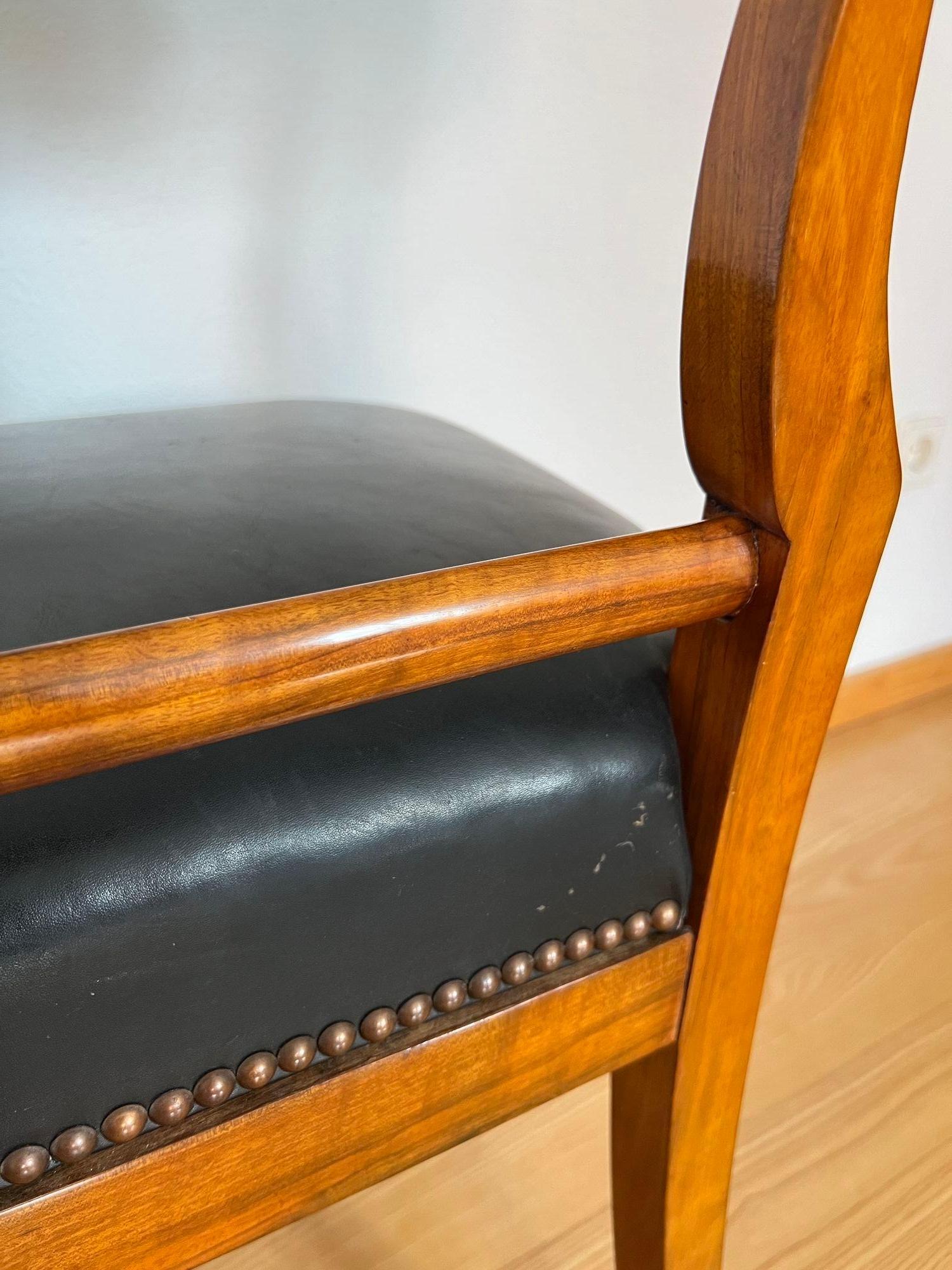 Silla de pala Biedermeier, chapa de nogal, cuero negro, Austria circa 1820 en venta 11
