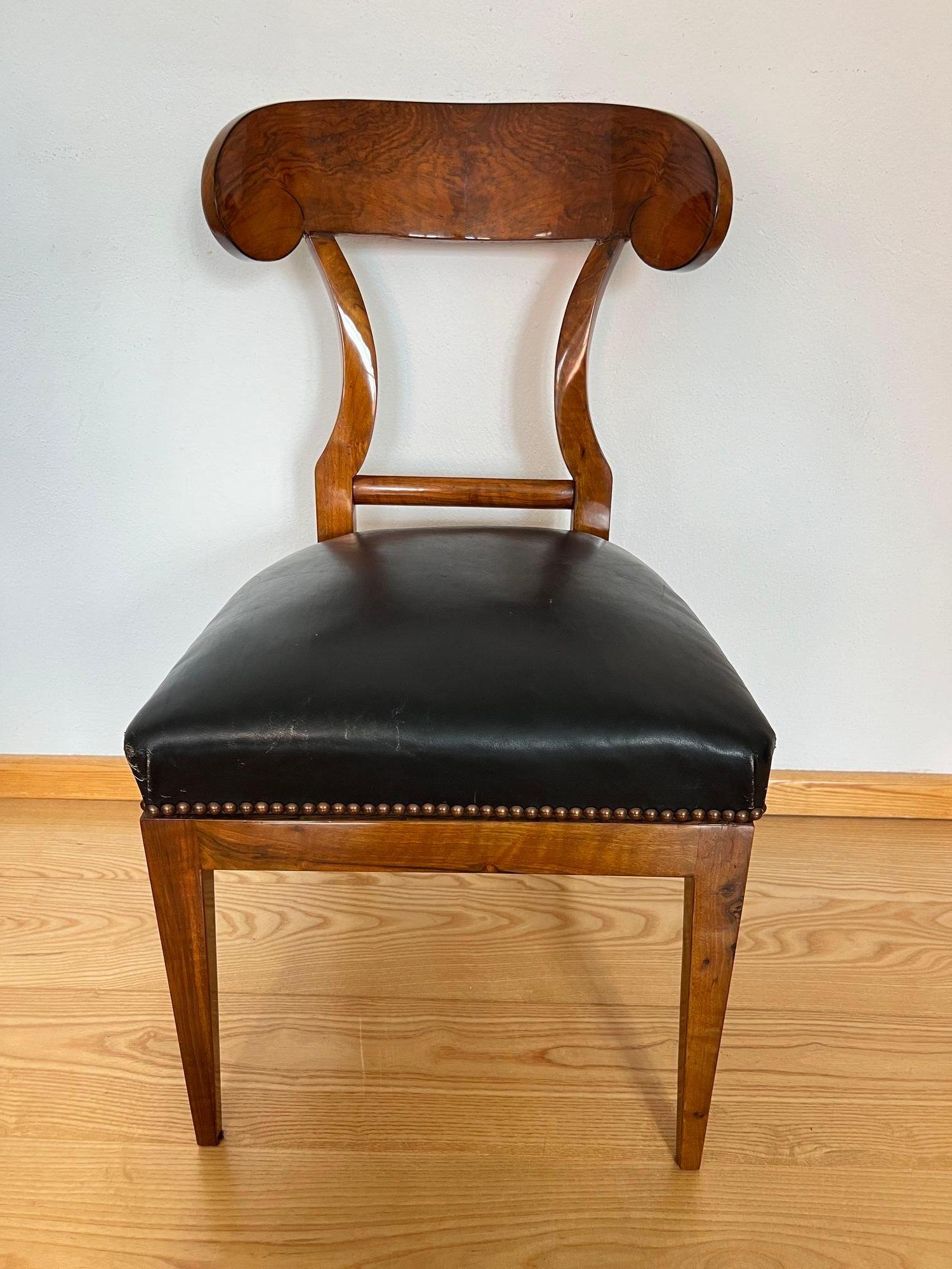 Elegante silla de pala individual Biedermeier de nogal procedente de Austria hacia 1820.Nogal chapado y nogal macizo. Patas cuadradas cónicas, rectas por delante y curvadas por detrás. Barra intermedia de varilla ovalada de nogal macizo.Restaurada y