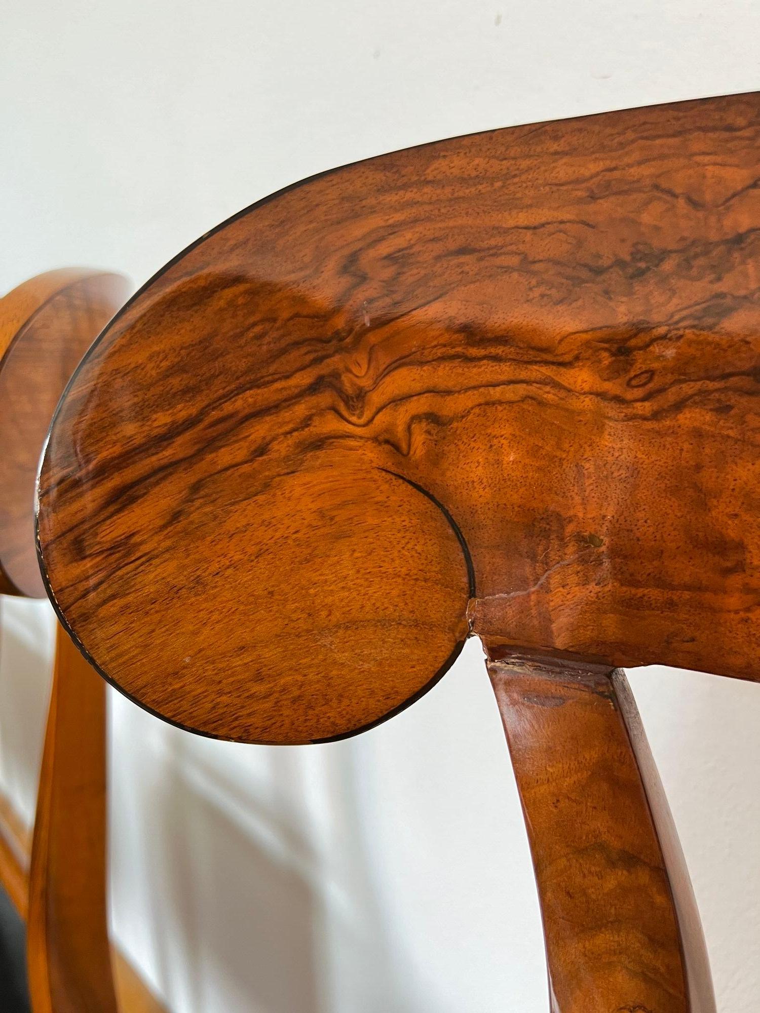 Silla de pala Biedermeier, chapa de nogal, cuero negro, Austria circa 1820 Pulido en venta