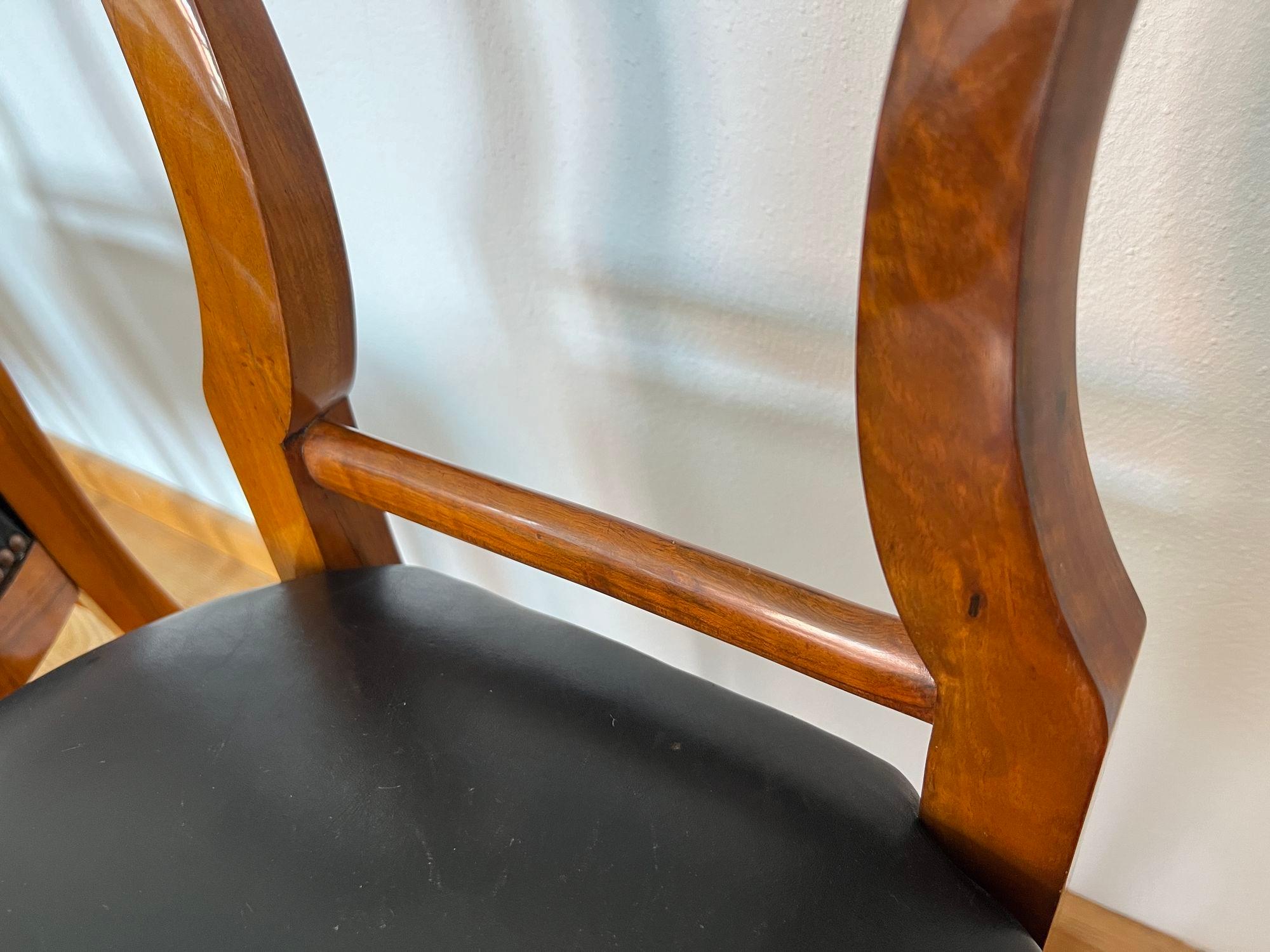Silla de pala Biedermeier, chapa de nogal, cuero negro, Austria circa 1820 principios del siglo XIX en venta