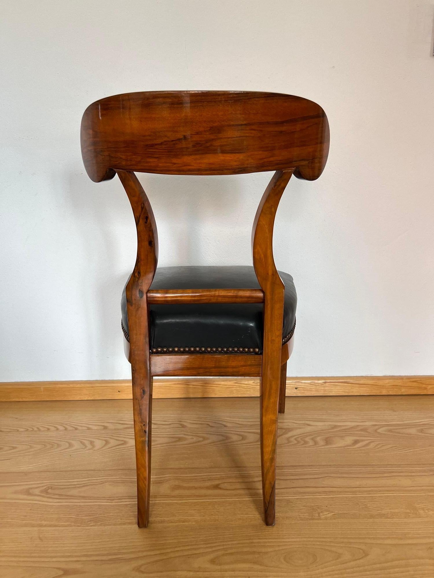Silla de pala Biedermeier, chapa de nogal, cuero negro, Austria circa 1820 Cuero en venta