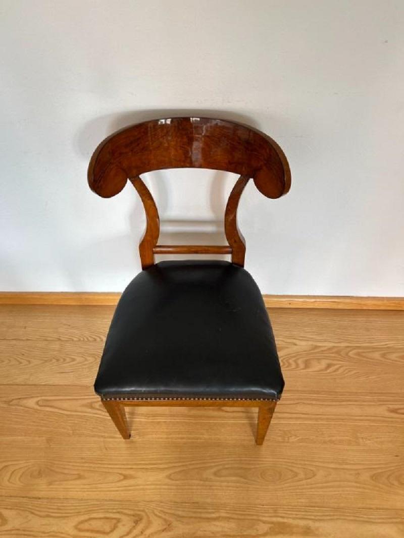 Silla de pala Biedermeier, chapa de nogal, cuero negro, Austria circa 1820 en venta 1