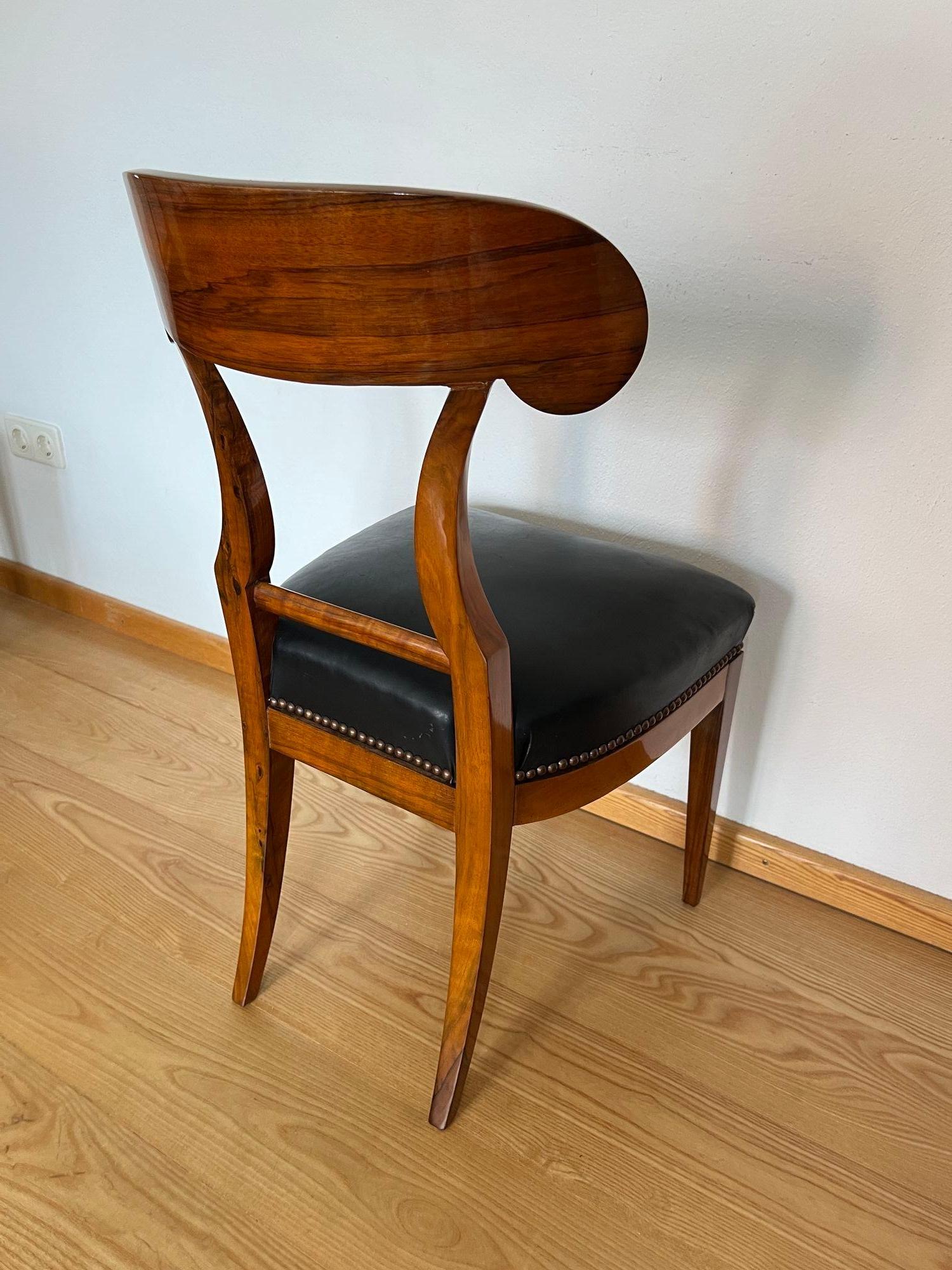 Silla de pala Biedermeier, chapa de nogal, cuero negro, Austria circa 1820 en venta 2