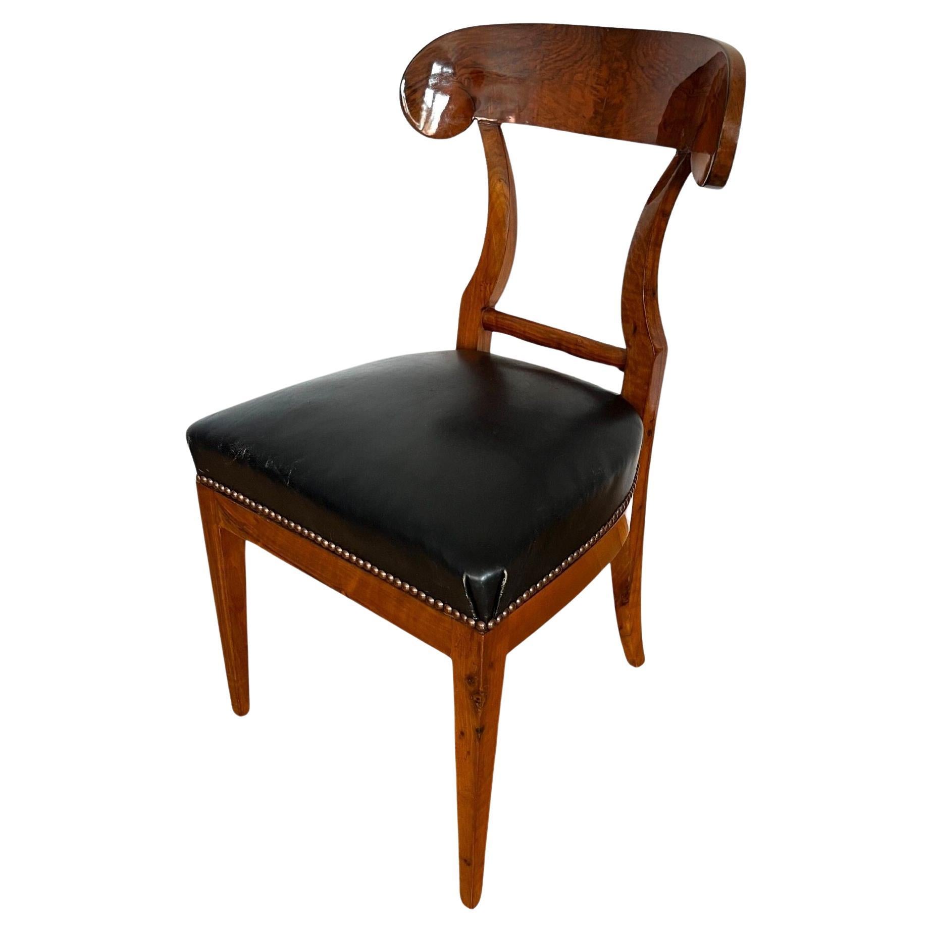 Silla de pala Biedermeier, chapa de nogal, cuero negro, Austria circa 1820 en venta