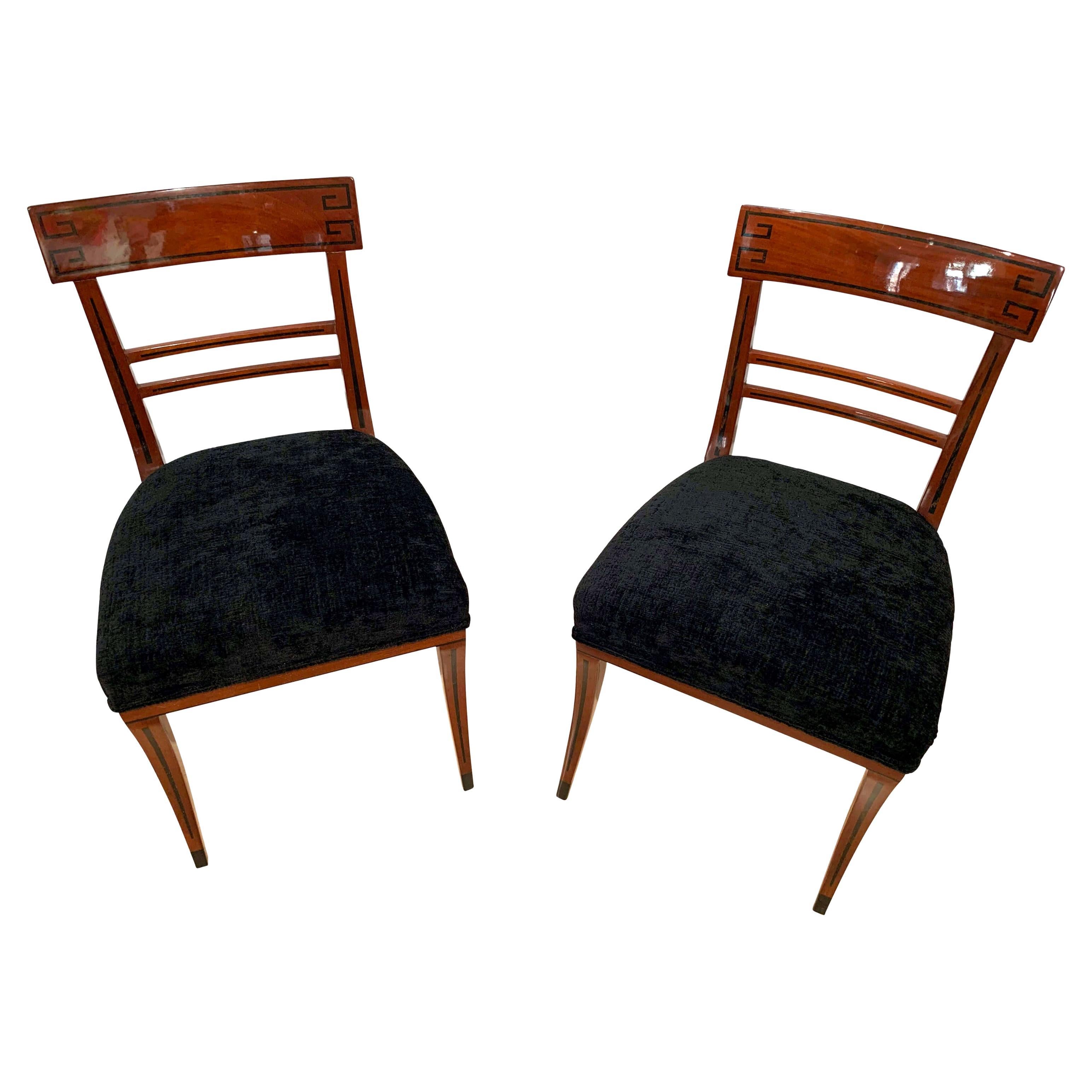 Bellissime poltrone neoclassiche/primi Biedermeier di Vienna, Austria, circa 1820.
Legno massiccio di mogano con intarsi in ebano. Lucidato a mano con gommalacca (lucidatura francese).
Rivestito di recente con velluto nero strutturato e doppio