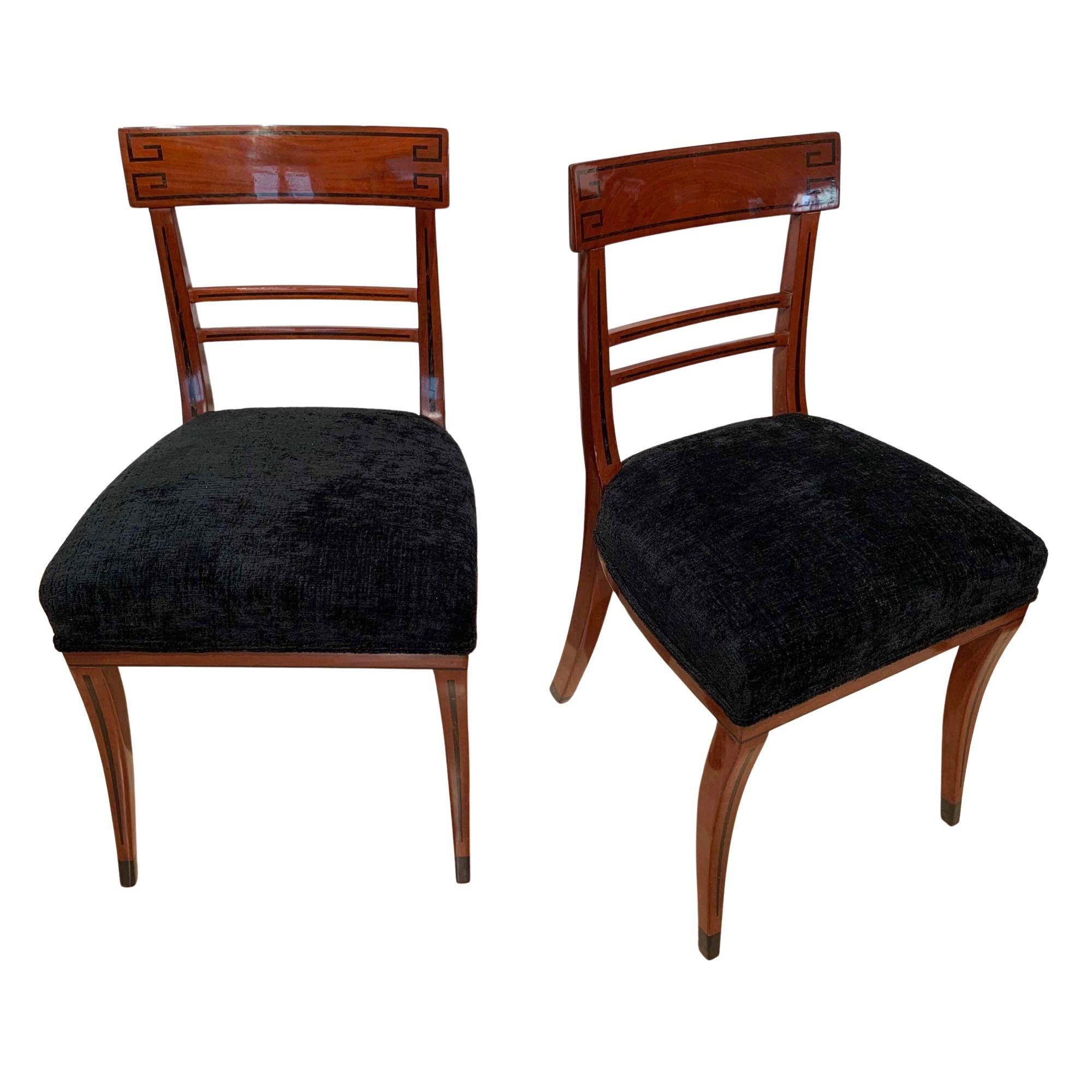 Magnifiques chaises d'appoint néoclassiques / début Biedermeier de Vienne, Autriche, vers 1820.
Bois massif d'acajou avec incrustations d'ébène. Poli à la main avec de la gomme-laque (polissage français).
Nouveau revêtement en velours noir structuré