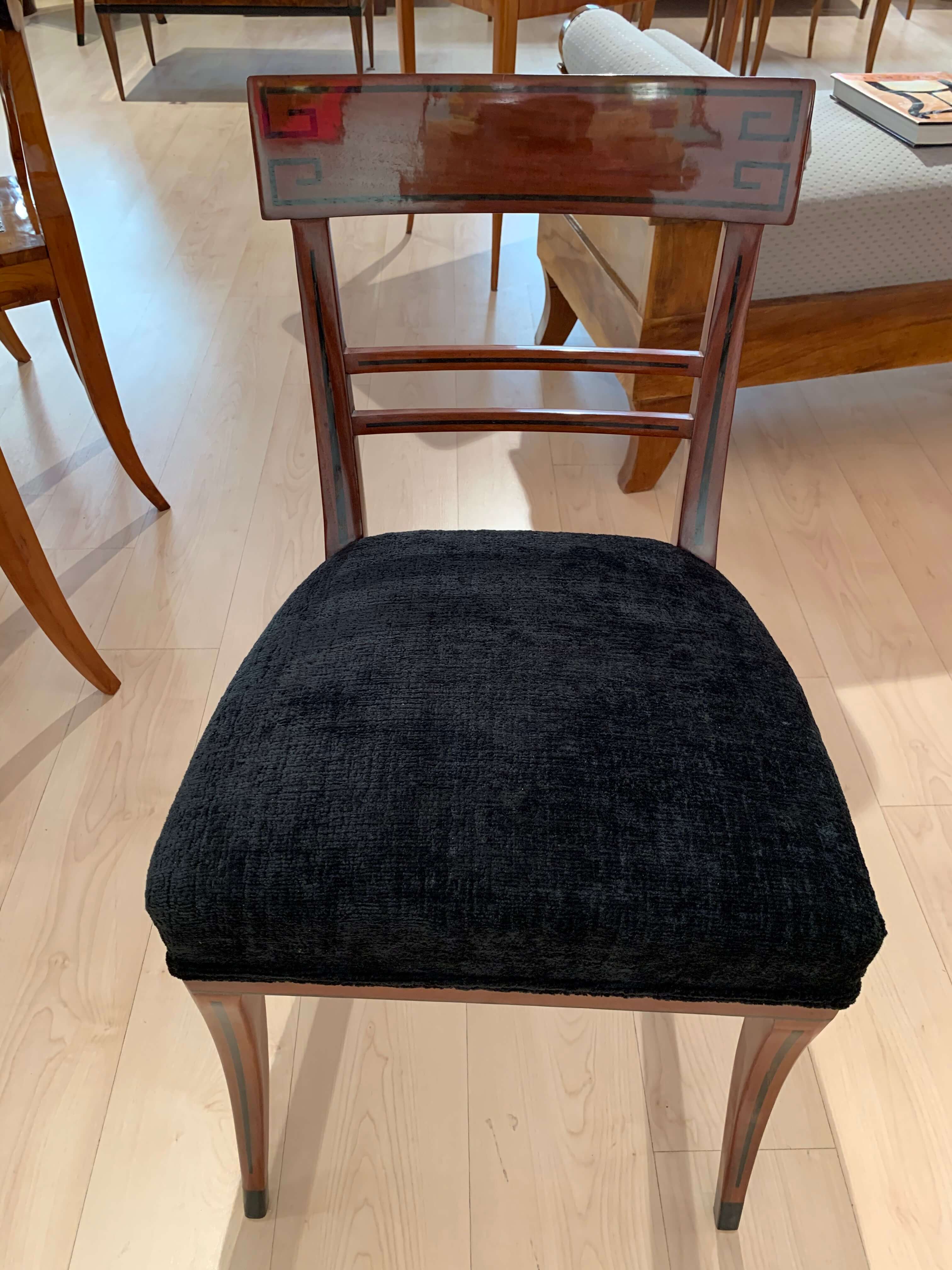 Inizio XIX secolo Sedia Biedermeier, mogano, intarsi in ebano, velluto nero, Austria circa 1820 in vendita