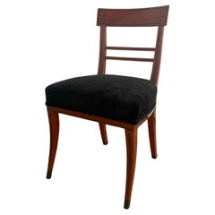 Sedia Biedermeier, mogano, intarsi in ebano, velluto nero, Austria circa 1820