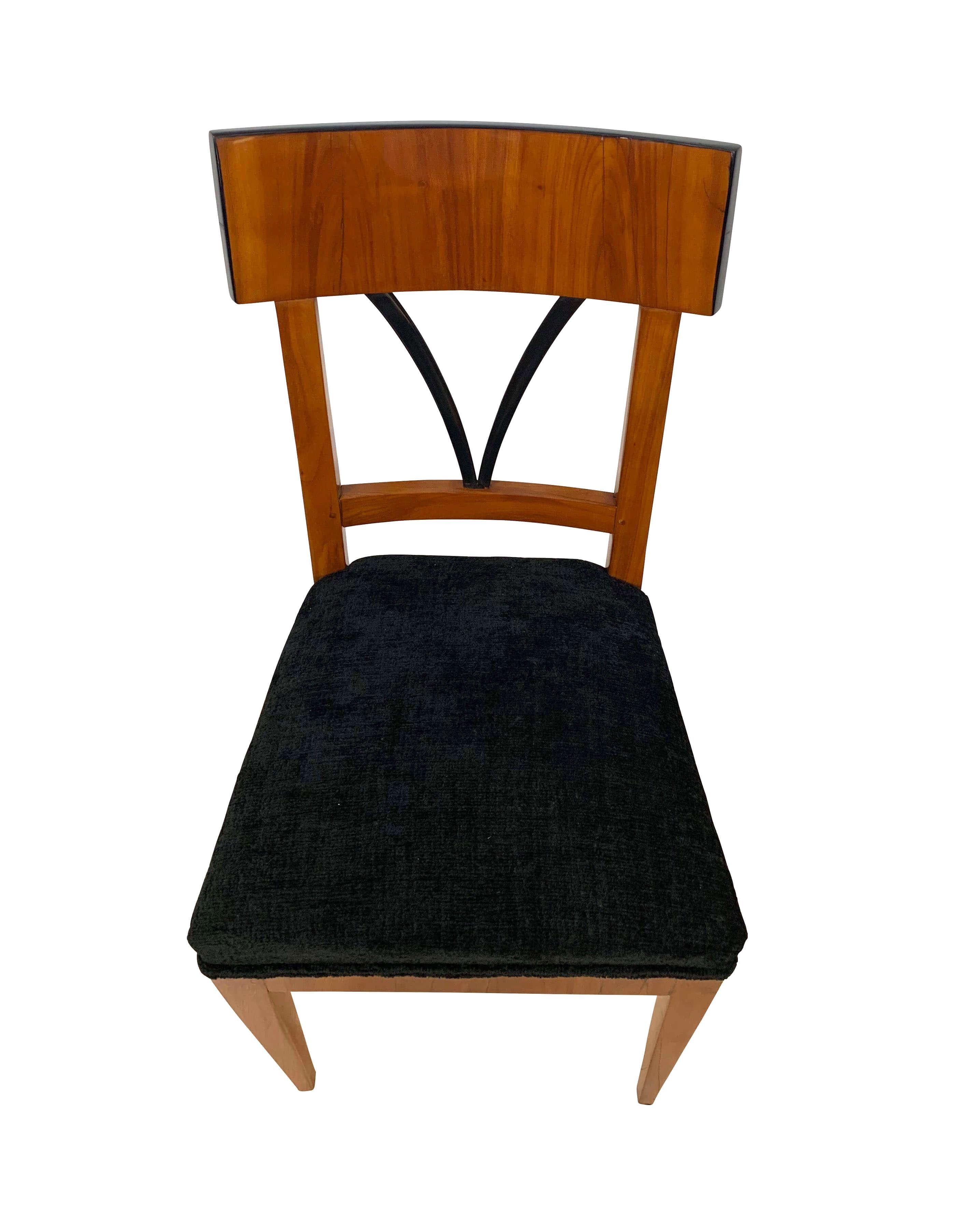 Beautiful Biedermeier side chair in cherry and black. Provenience: South Germany, circa 1820.

Cherry veneered, shellac hand-polished.
Ebonized double reed sprouting. High veneered backboard.
Newly upholstered and covered with black mottled