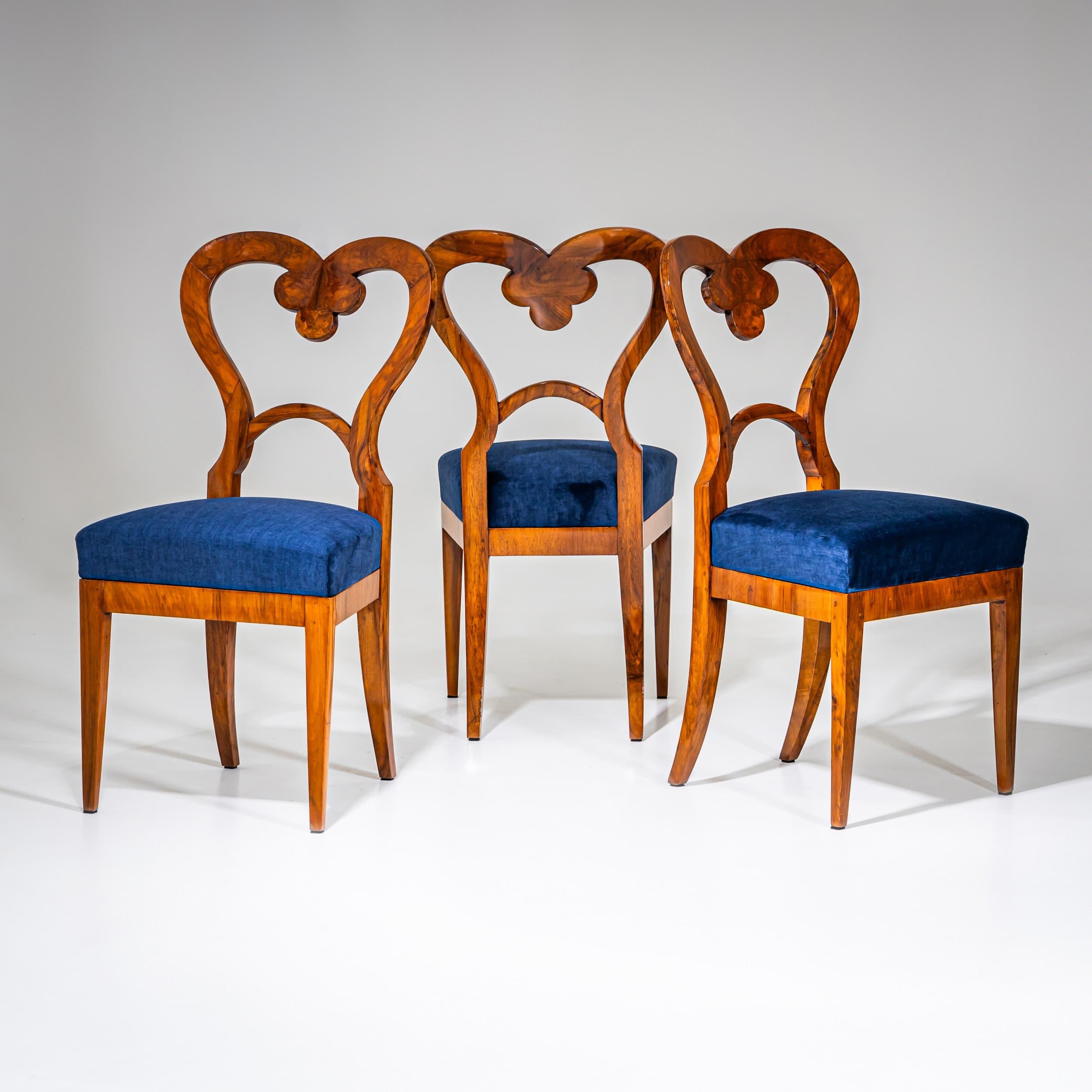 Biedermeier Beistellstühle, furniert in Nussbaum, mit herzförmiger Rückenlehne und durchbrochenem Kleeblattmotiv. Die Stühle wurden neu mit dunkelblauem Stoff bezogen und von Hand poliert.