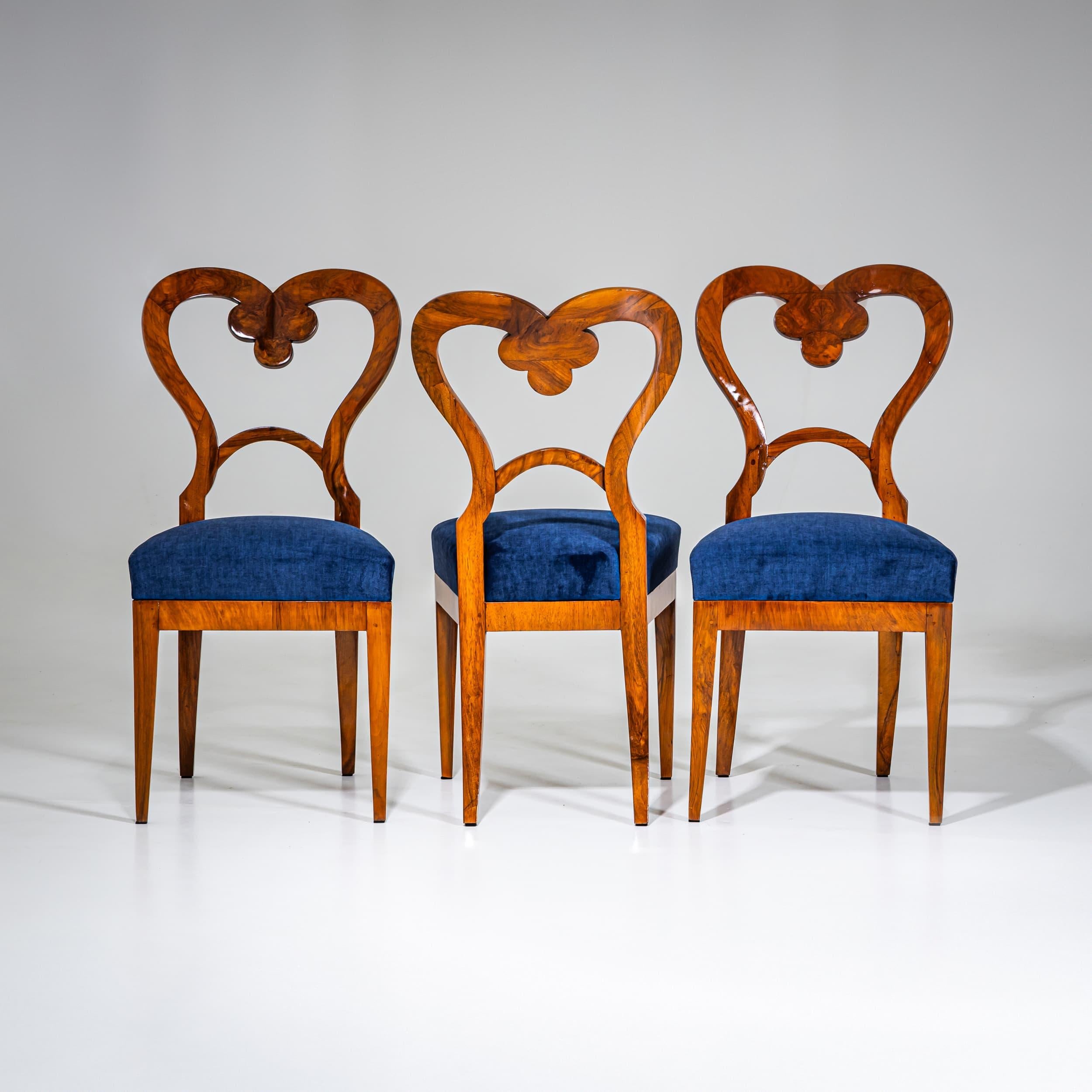 Biedermeier Side Chairs in Walnut, Austria, circa 1830 (Poliert) im Angebot