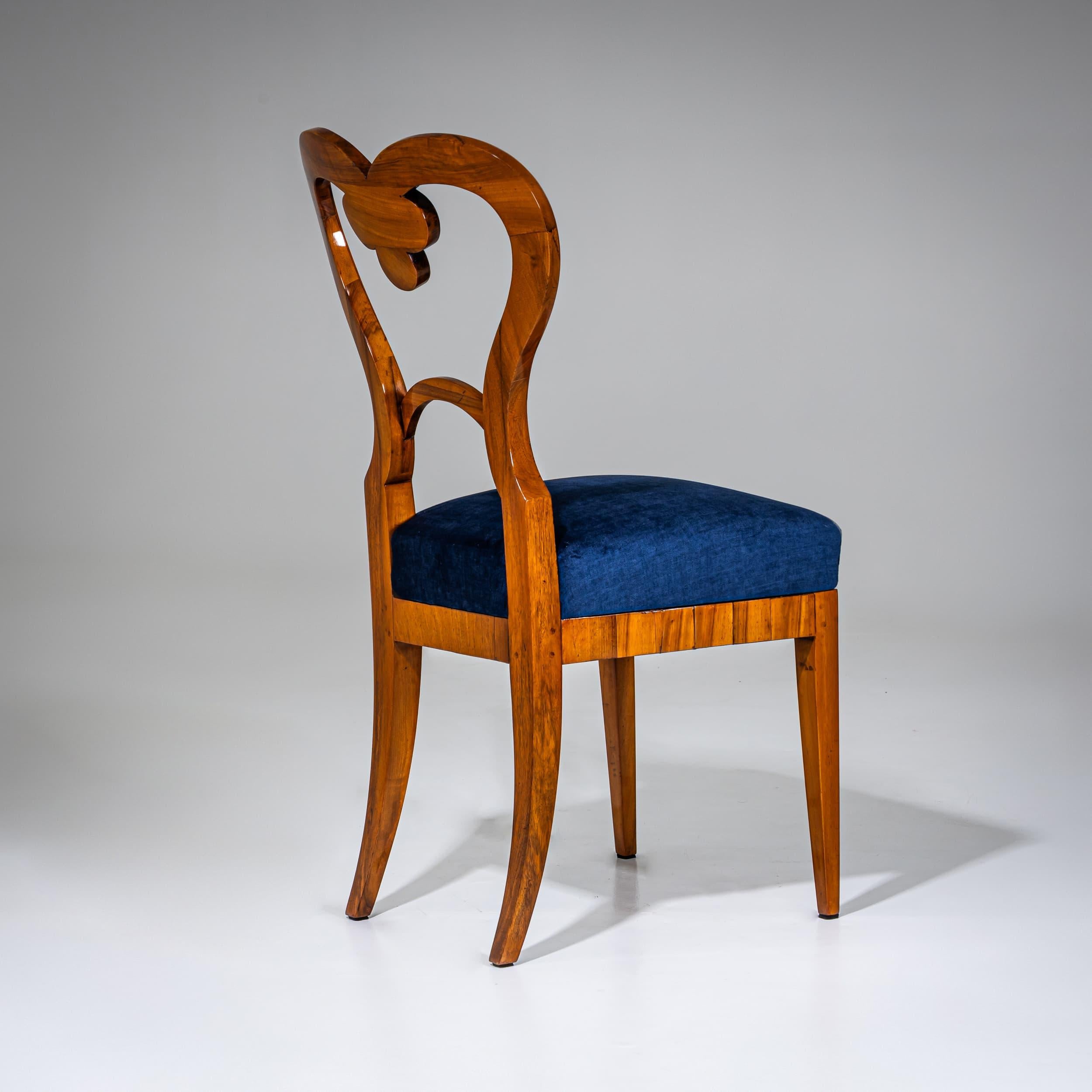 Biedermeier Side Chairs in Walnut, Austria, circa 1830 (Mittleres 19. Jahrhundert) im Angebot