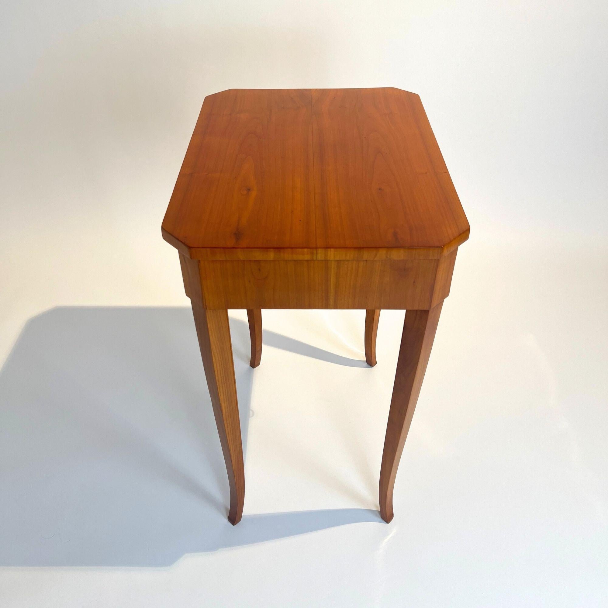 Biedermeier Side or Sewing Table, Cherry Wood, South Germany circa 1830 For Sale 4